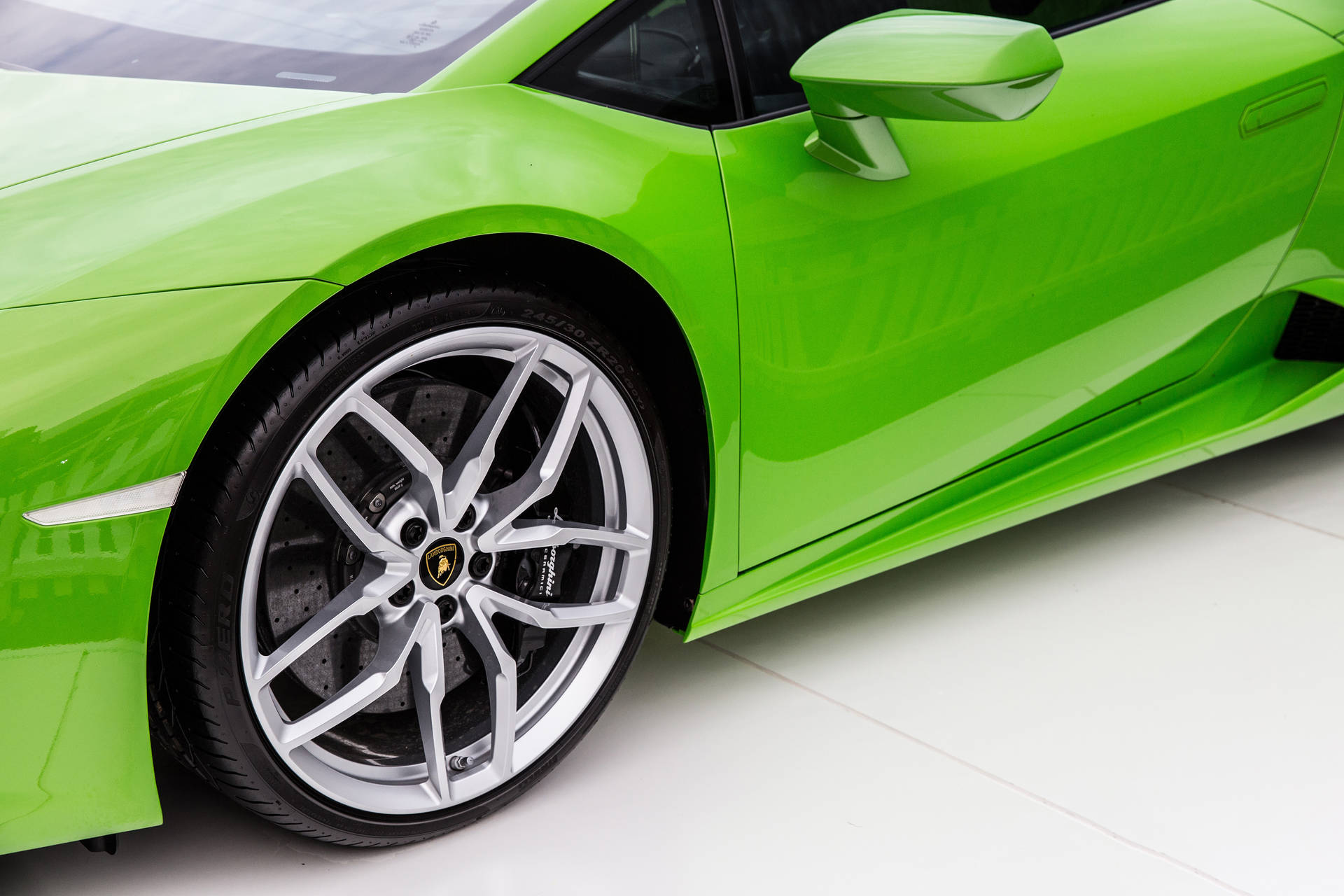 วอลเปเปอร์ระยะใกล้ล้อลัมโบร์กินีสีเขียว — Lamborghini วอลเปเปอร์