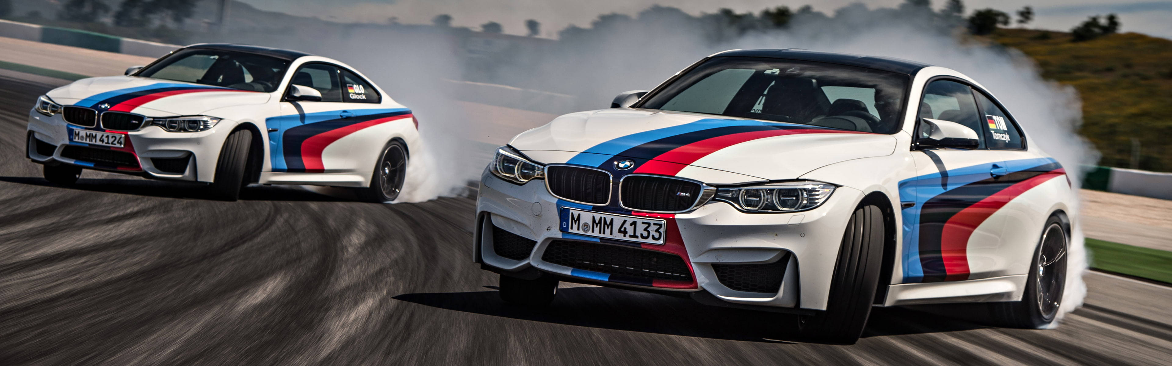 ความเร้าใจของรถดริฟท์ BMW M4 บนสนามแข่ง วอลเปเปอร์