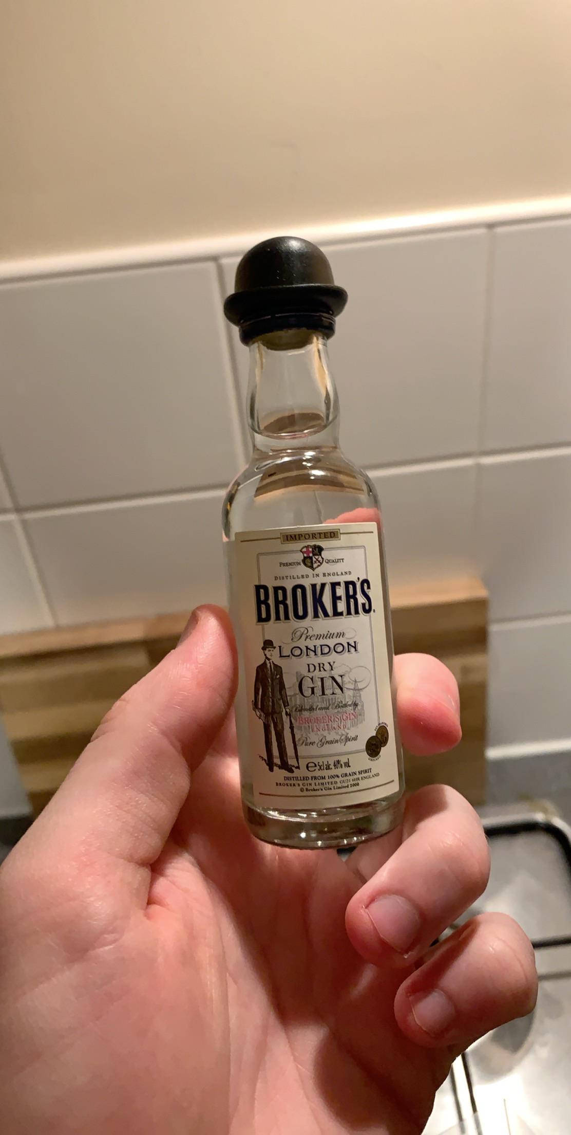 คำอธิบายภาพ: ขวดจิ๋ว Brokers Gin วอลเปเปอร์