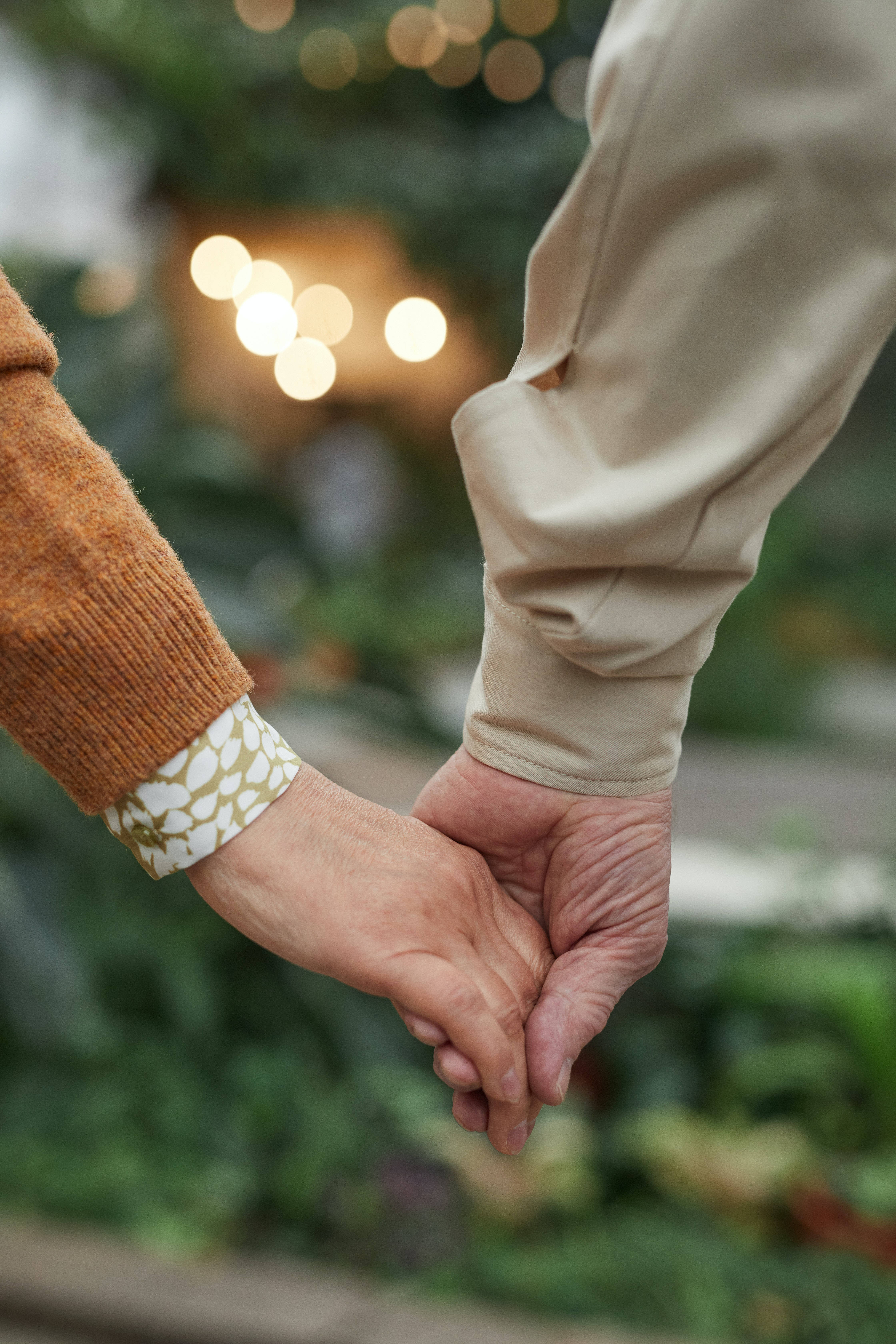 คู่รักจับมือกัน วอลเปเปอร์