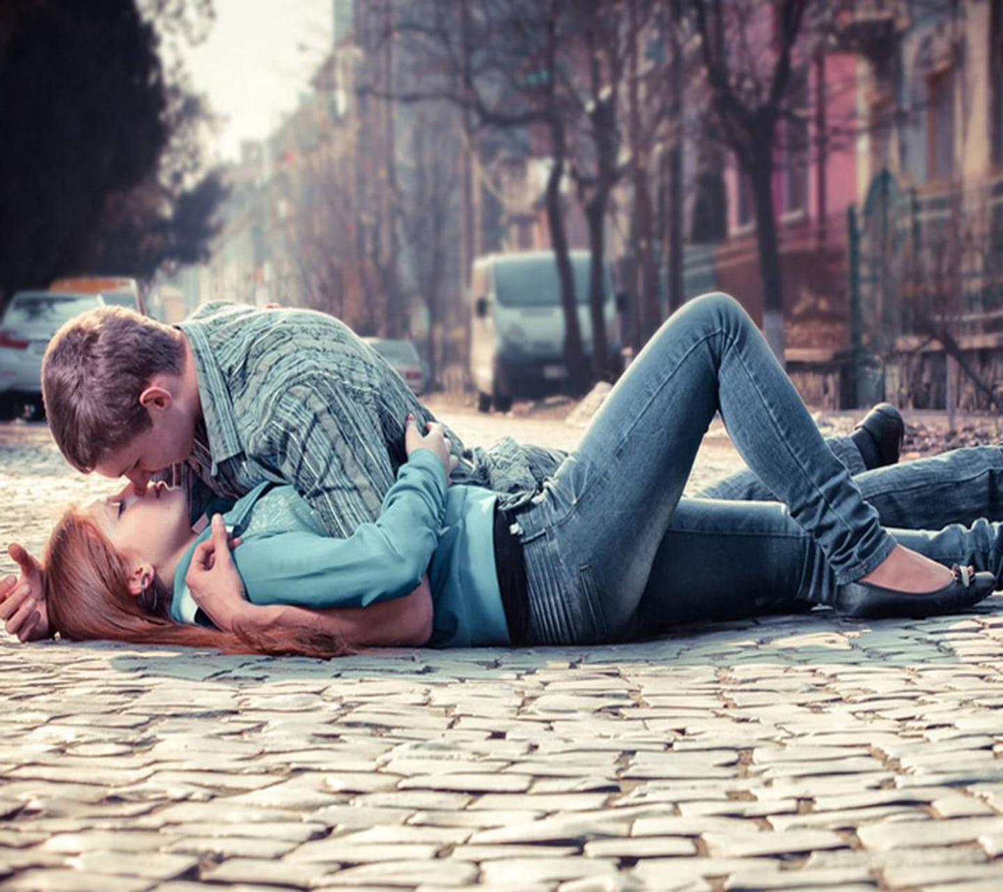 คู่รักน่ารักกำลังจูบกันบนถนน วอลเปเปอร์