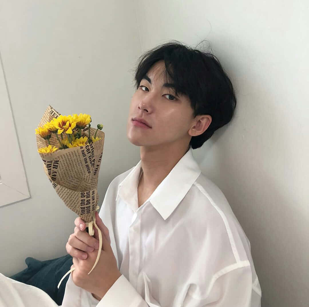 ชายคนหนึ่งถือช่อดอกไม้ วอลเปเปอร์