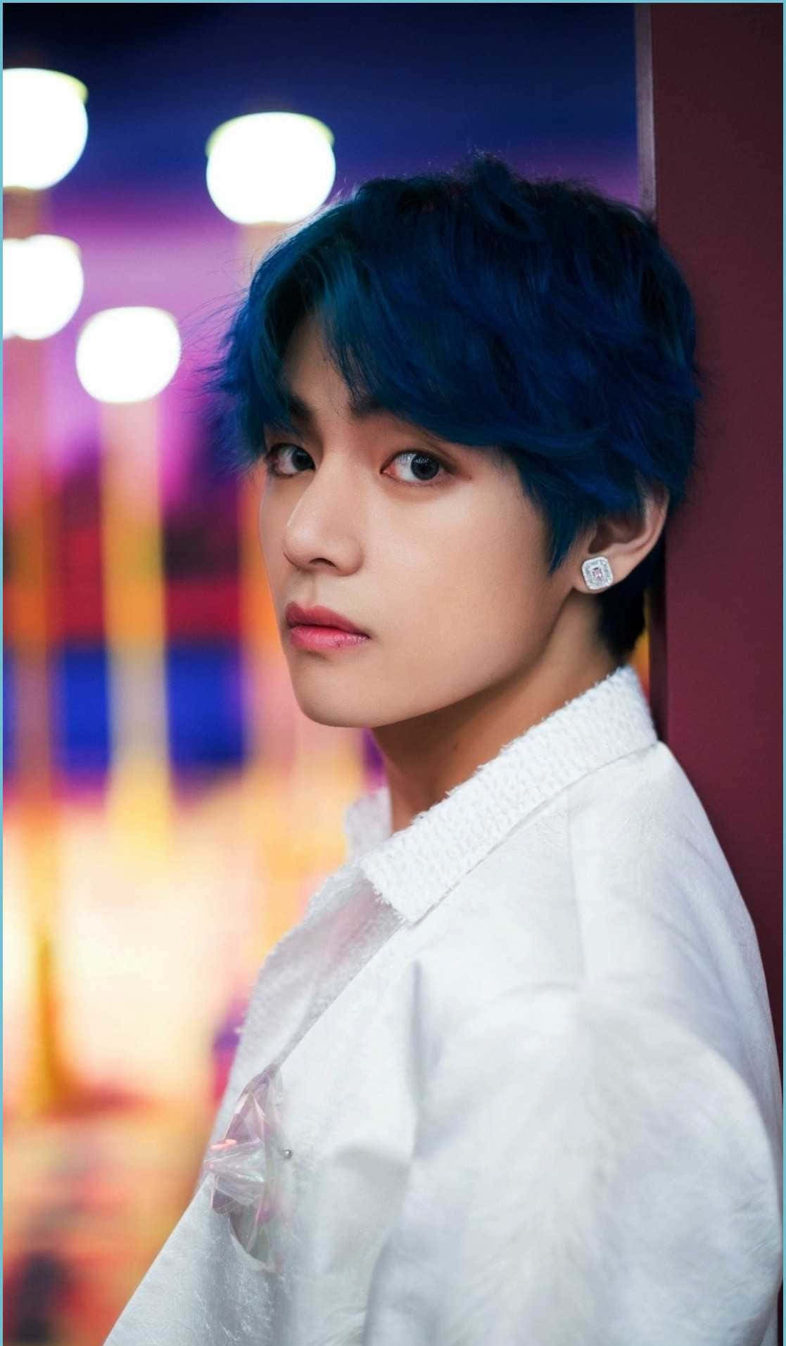 ชายหนุ่มผมสีฟ้ากำลังโพสท่าถ่ายรูป วอลเปเปอร์