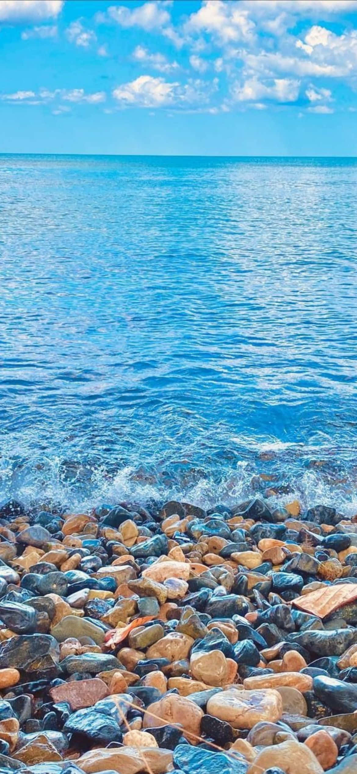 ชายหาดที่มีหินและน้ำ วอลเปเปอร์