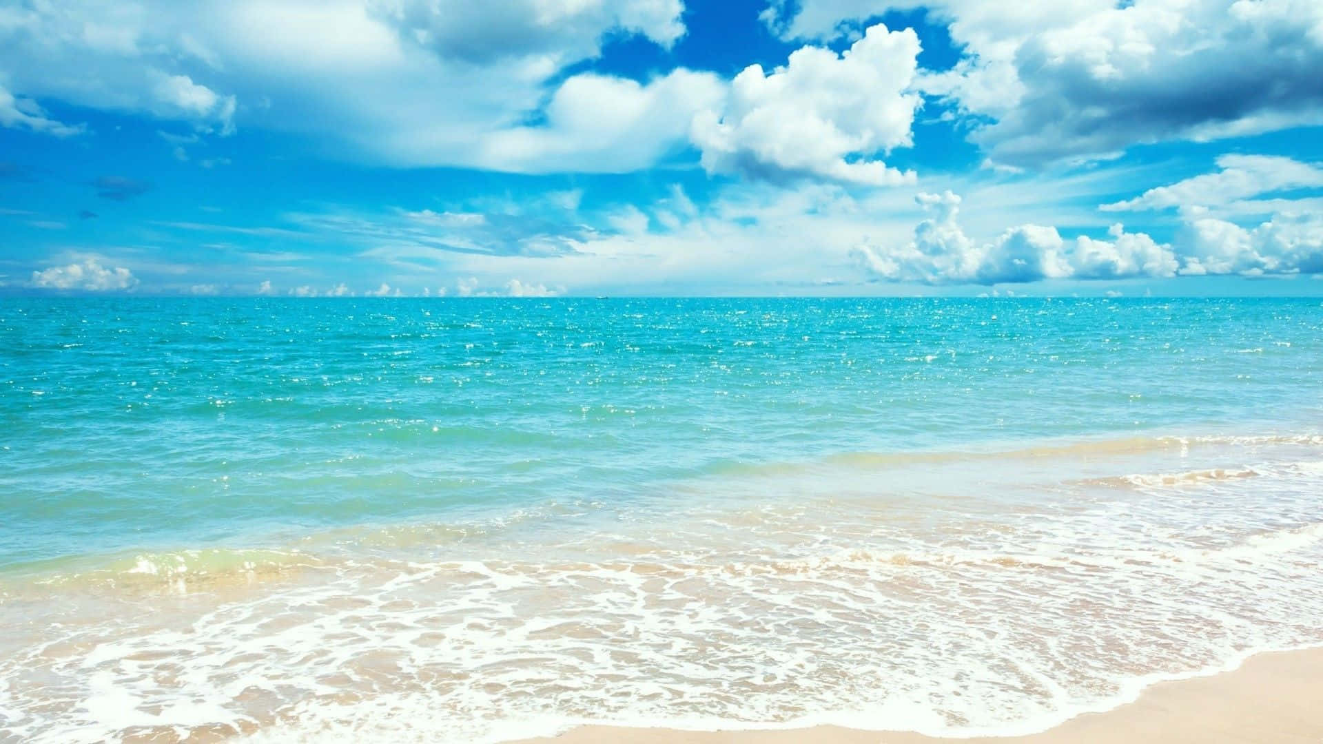 ชายหาดสวยงาม ท้องฟ้ามีเมฆ สำหรับวอลเปเปอร์แล็ปท็อป วอลเปเปอร์