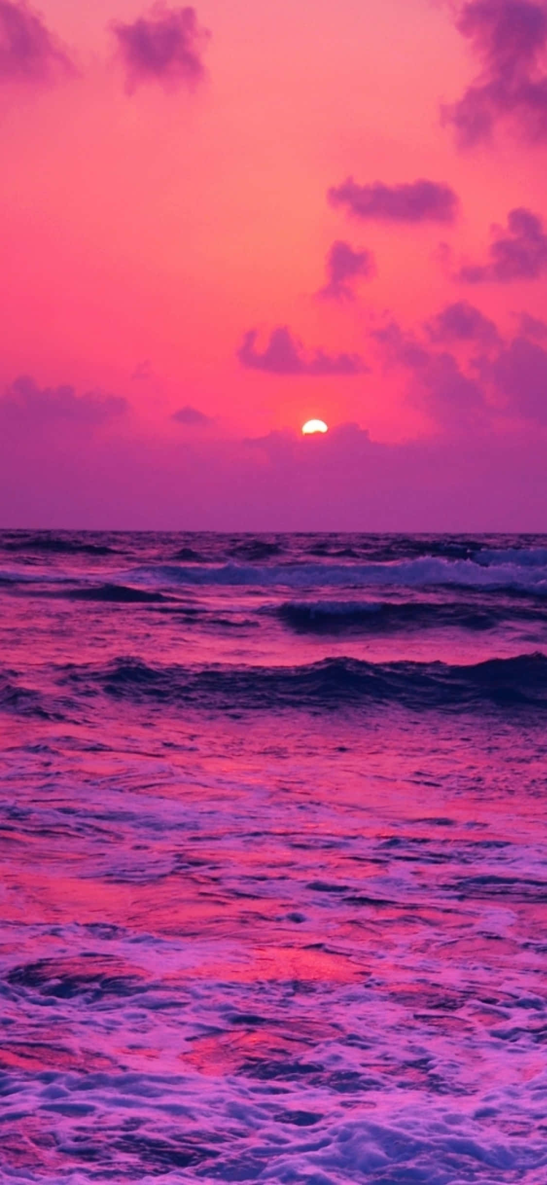ชายหาดสีชมพูพระอาทิตย์ตกเมฆบนเส้นขอบฟ้า วอลเปเปอร์