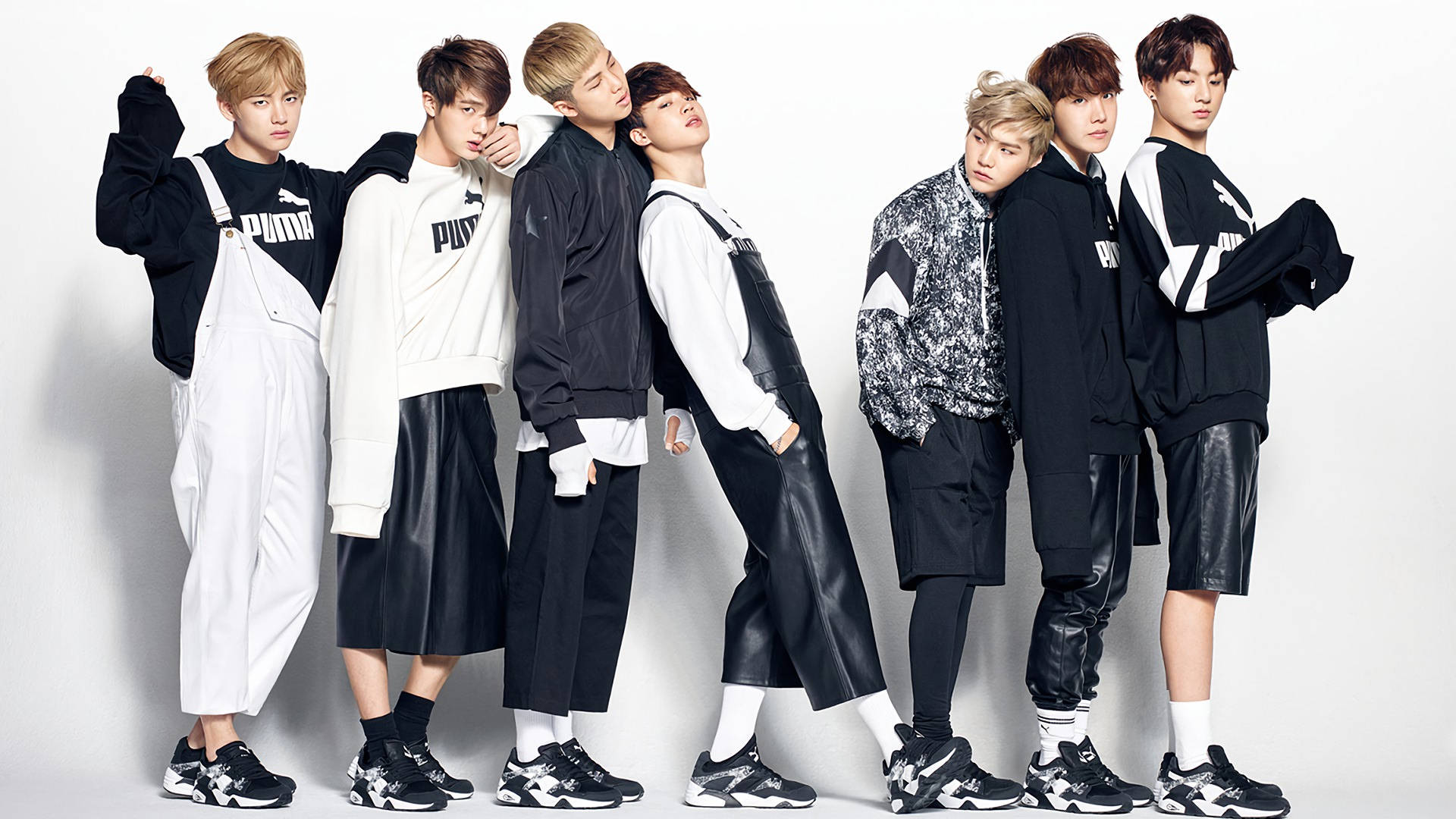 สมาชิกวง BTS V, Jungkook, Jimin, Suga, Jin, RM และ J-Hope ในชุดขาวดำ — Bts วอลเปเปอร์