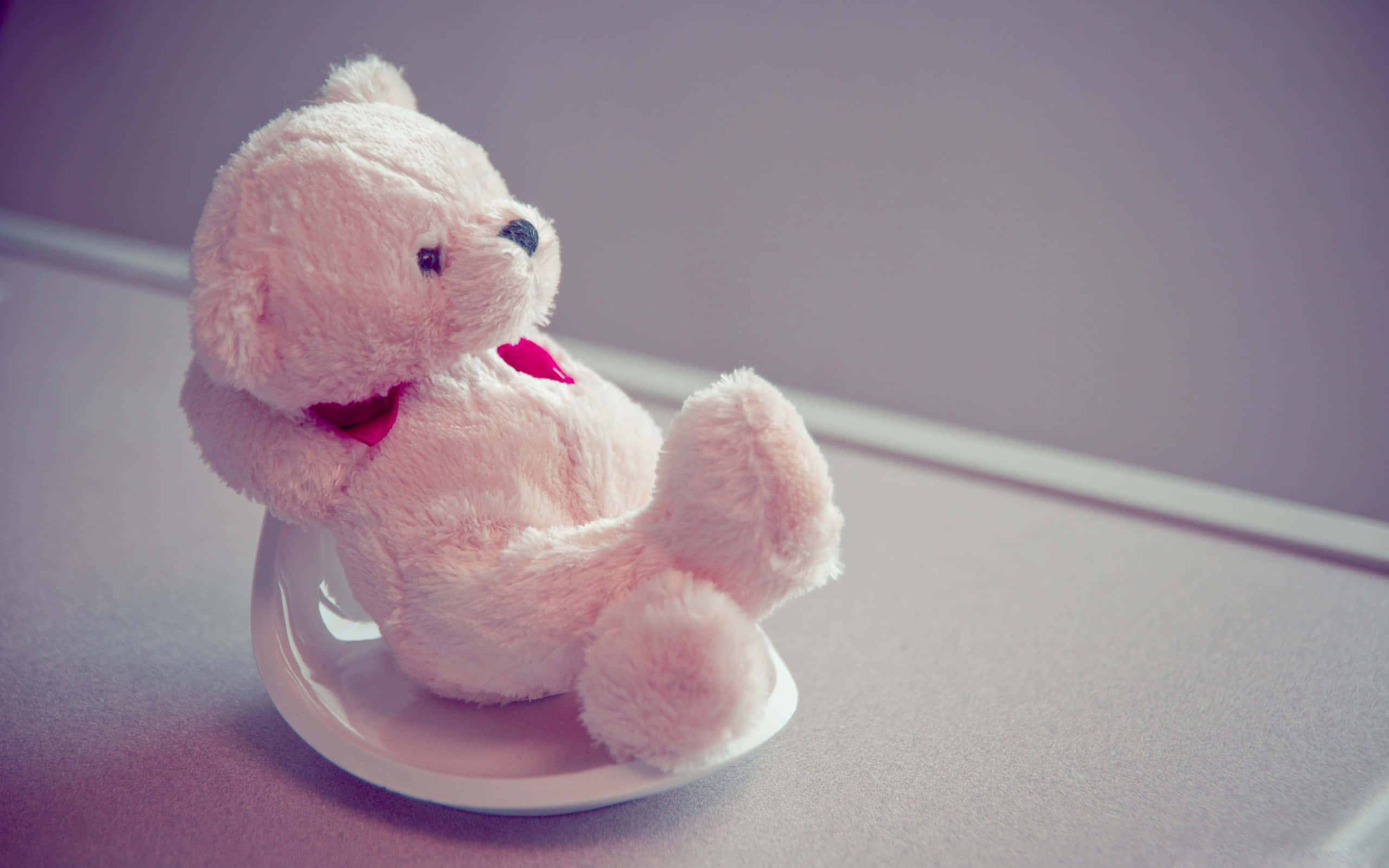 ตุ๊กตาหมีนั่งอยู่บนเก้าอี้ วอลเปเปอร์