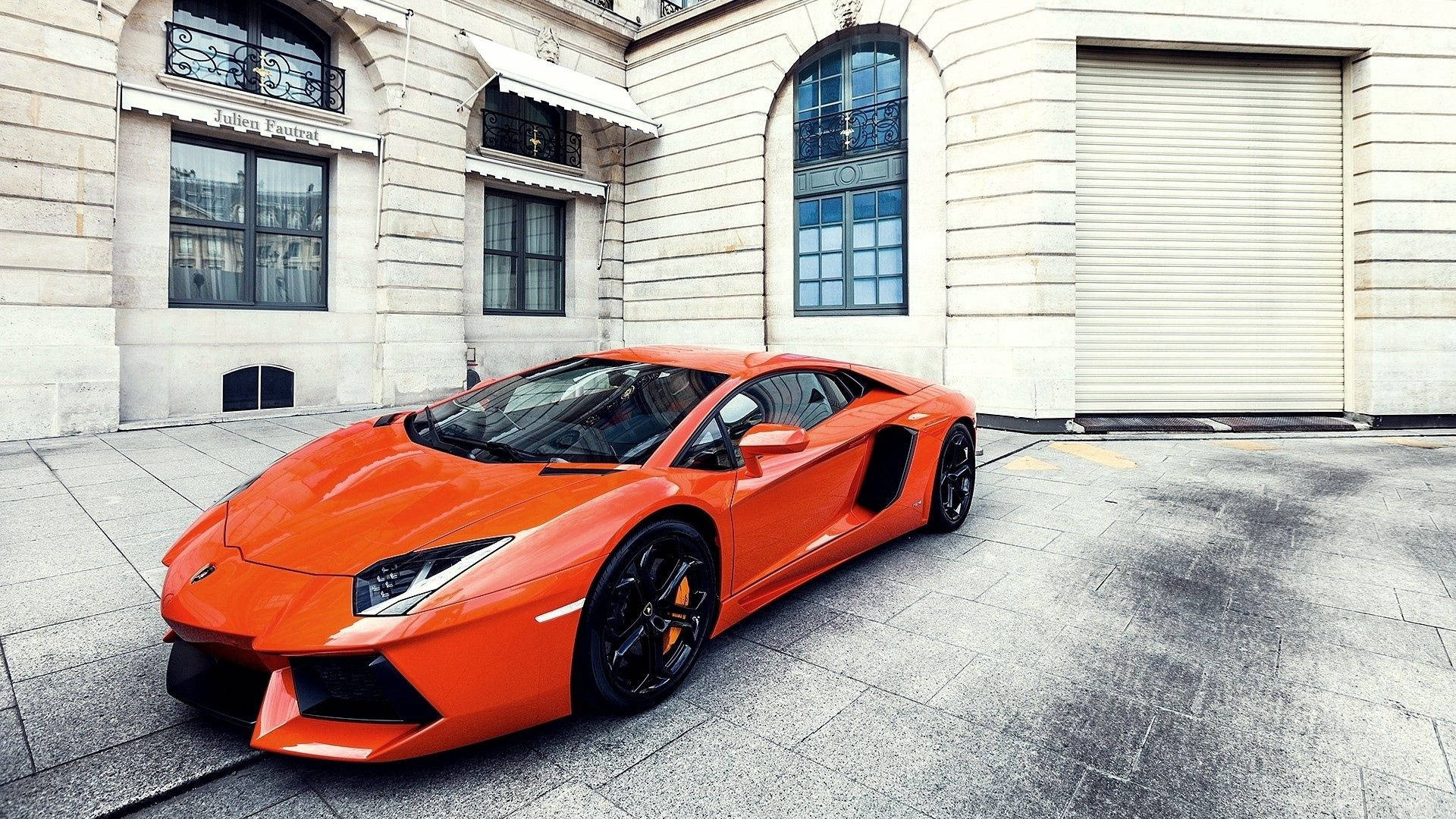 วอลเปเปอร์แลมโบร์กินี อเวนทาดอร์สีส้มพร้อมตึก — Lamborghini วอลเปเปอร์