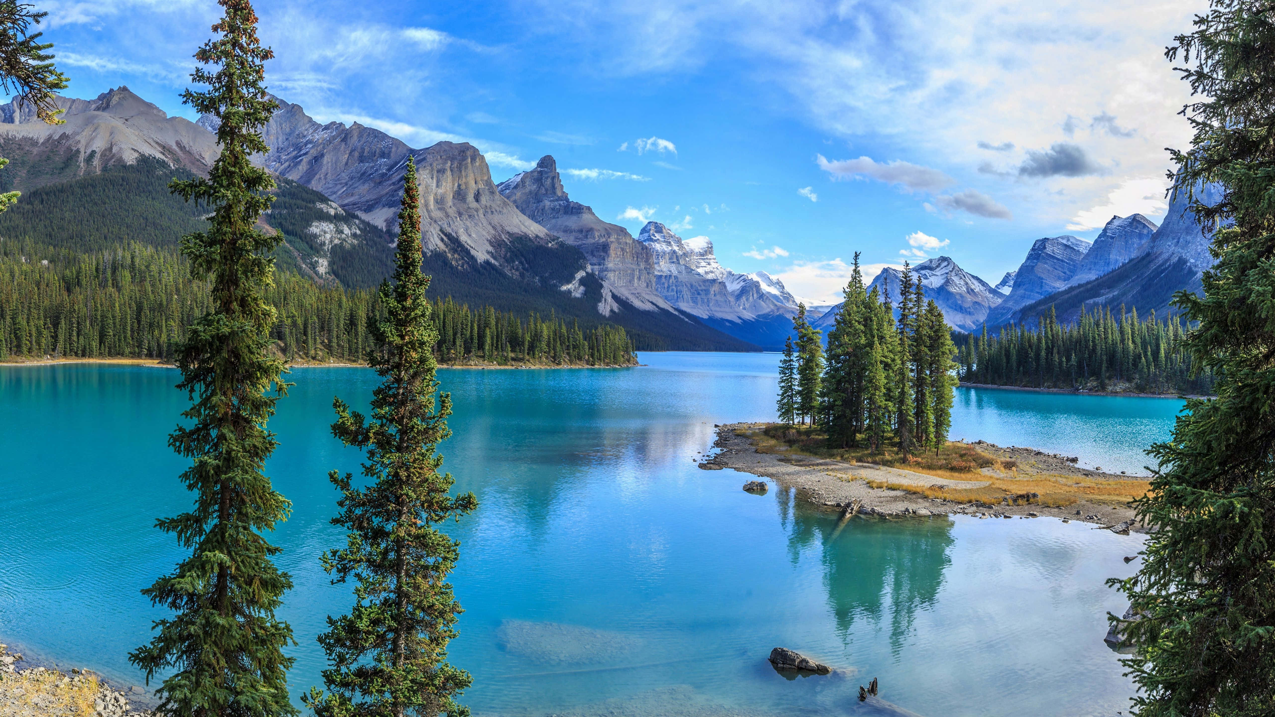 ทิวทัศนภูเขาอันตระการตาในสายหมอก รายล้อมด้วยทะเลสาบอันเงียบสงบ วอลเปเปอร์