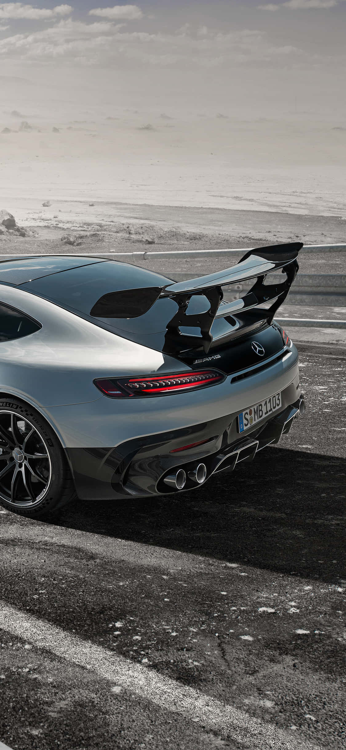 ทิวทัศน์สง่างามของ Mercedes AMG กับฉากหลังงดงามผ่าน iPhone XS วอลเปเปอร์
