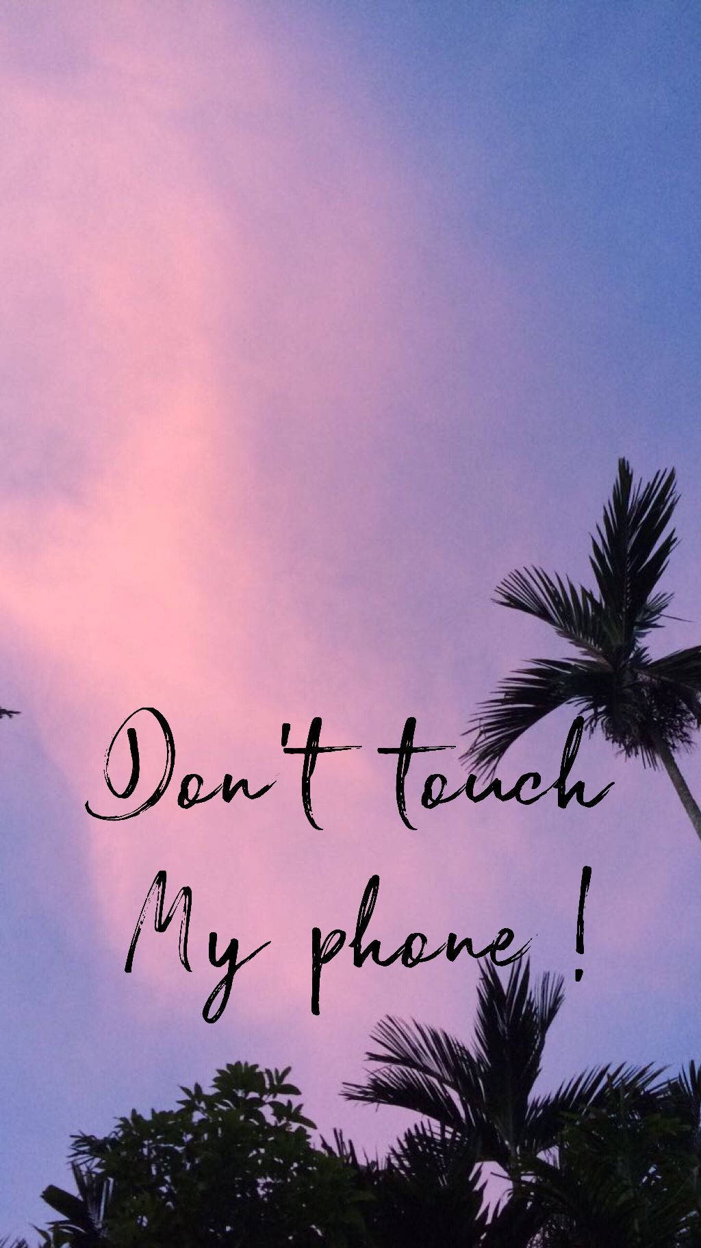 วอลเปเปอร์ต้นปาล์มใต้ท้องฟ้าสีชมพูพร้อมข้อความ "Don't touch my phone!" — สีชมพู วอลเปเปอร์