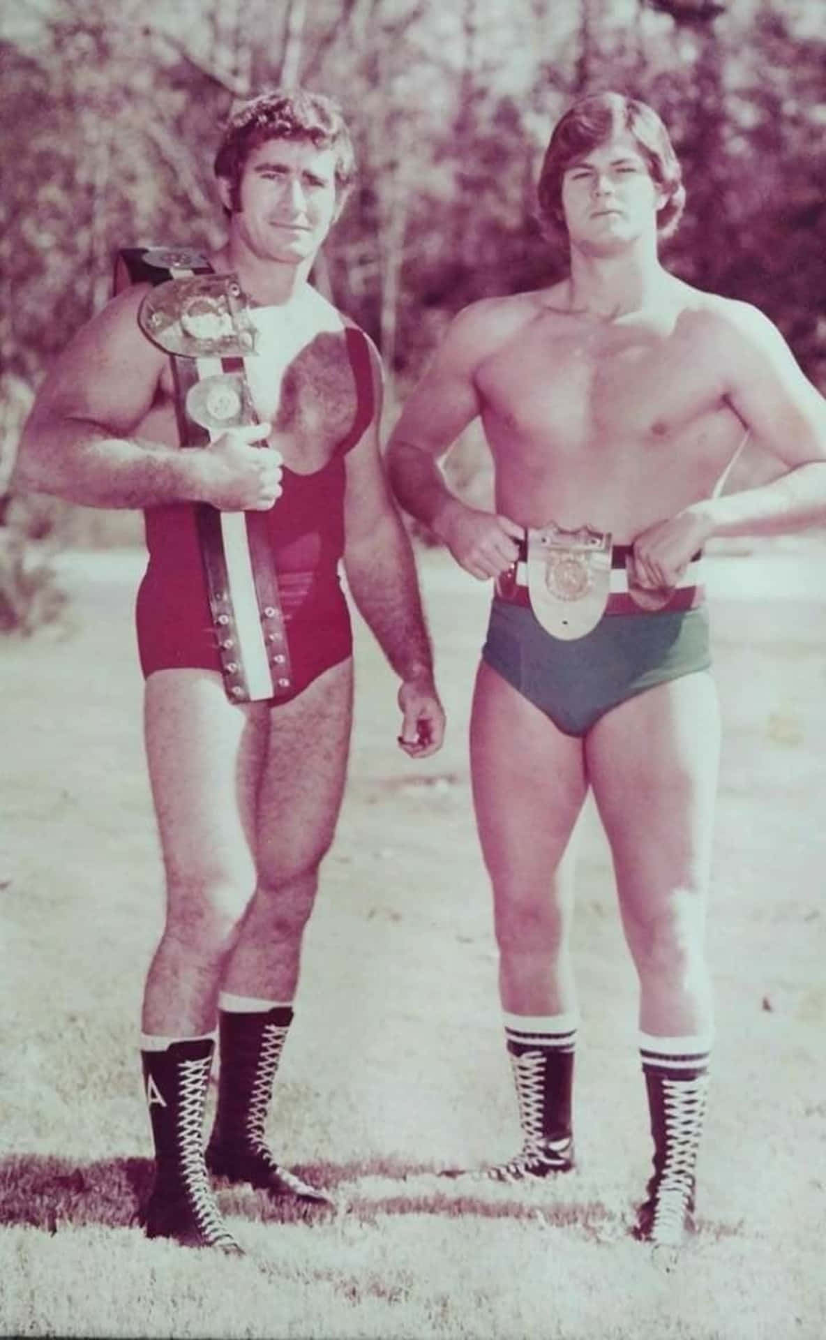 นักมวยปล้ำ Bob Armstrong และ Robert Fuller ภาพเต็มตัววินเทจ วอลเปเปอร์