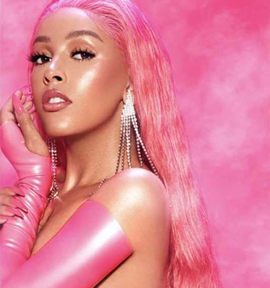 นักร้องและนักแต่งเพลง Doja Cat แสดงสดในคอนเสิร์ต วอลเปเปอร์