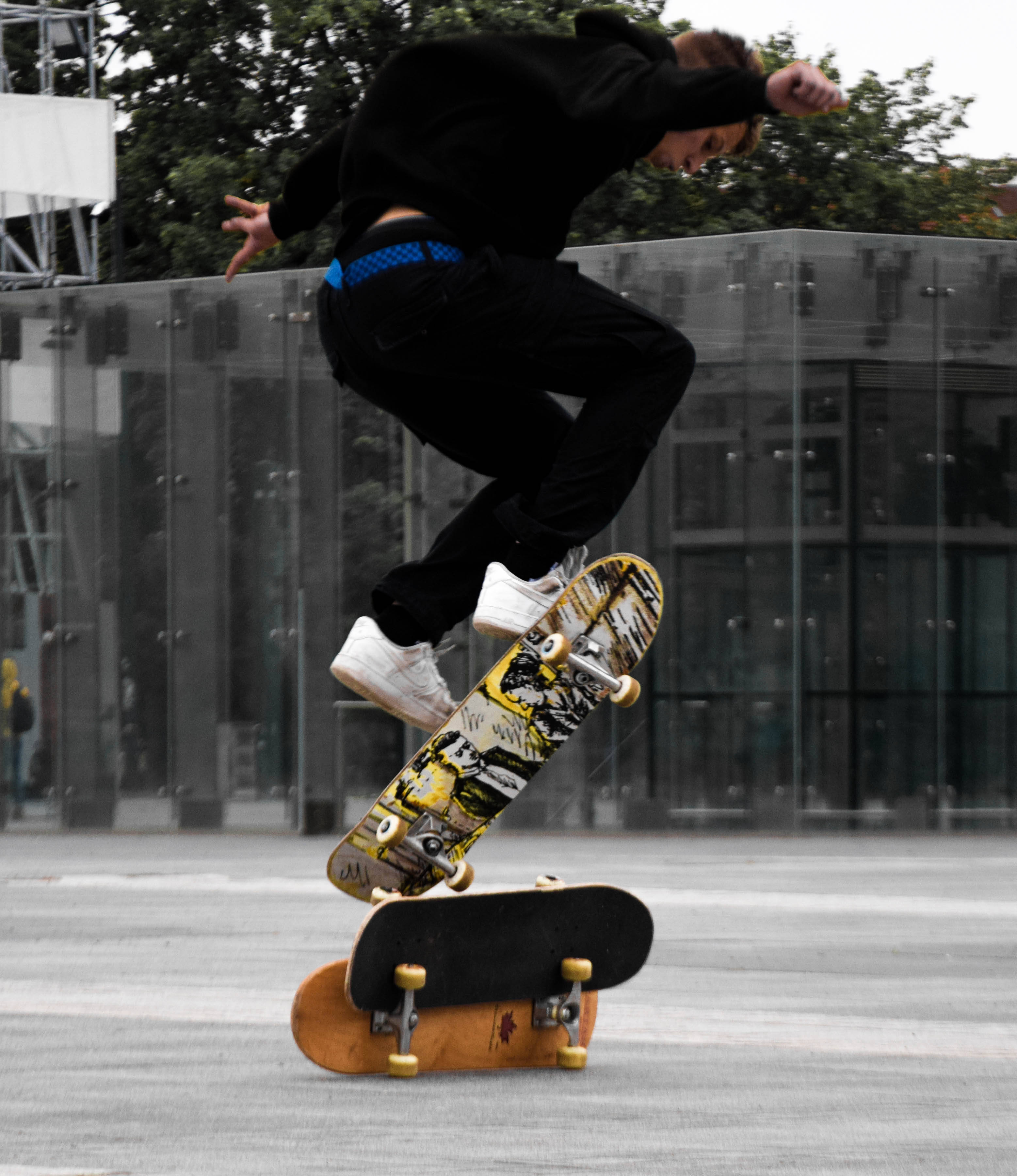 นักสเกตบอร์ดทำท่า Ollie กลางอากาศ วอลเปเปอร์
