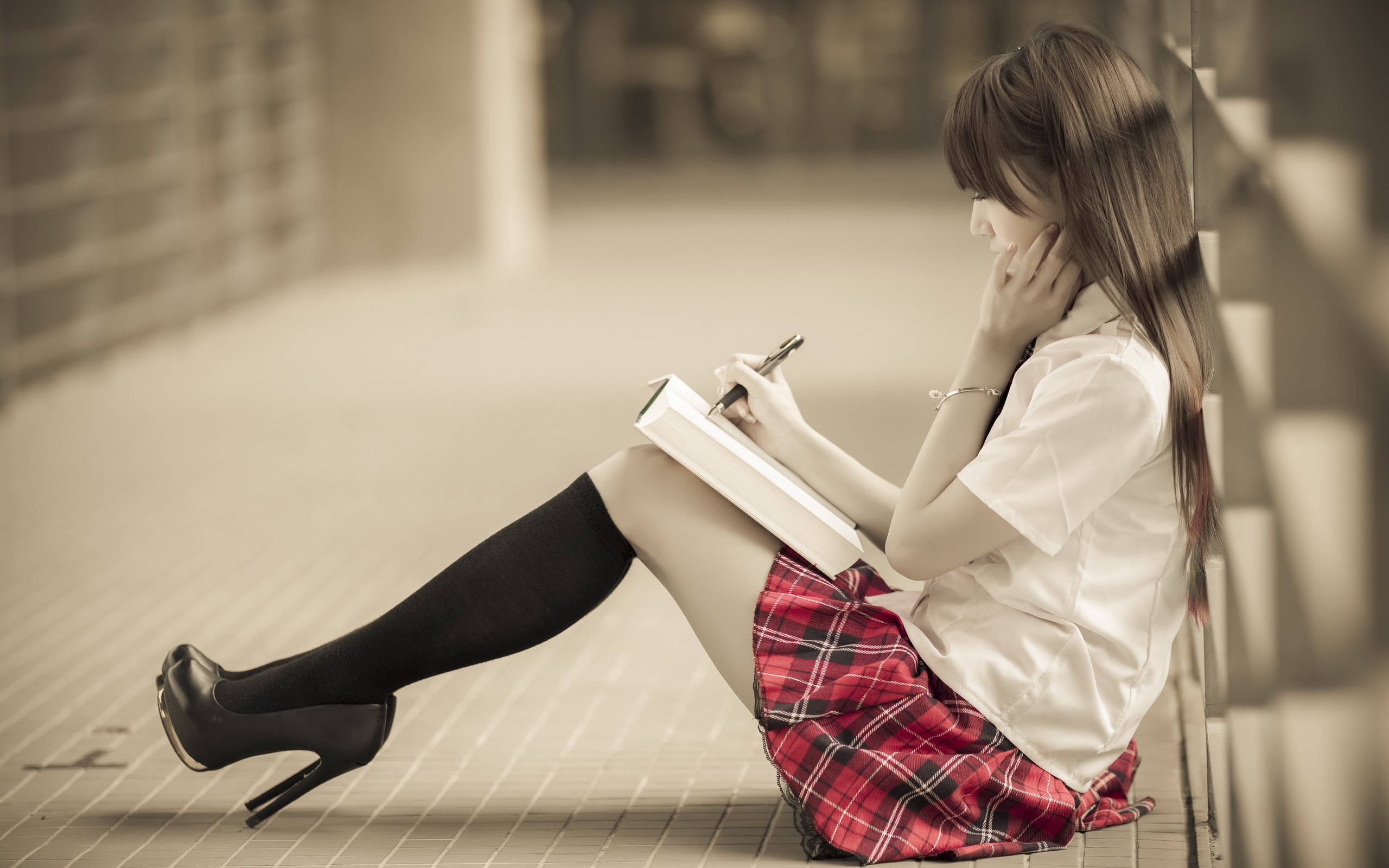 นักเรียนหญิงกำลังอ่านหนังสือ 2560x1600 วอลเปเปอร์