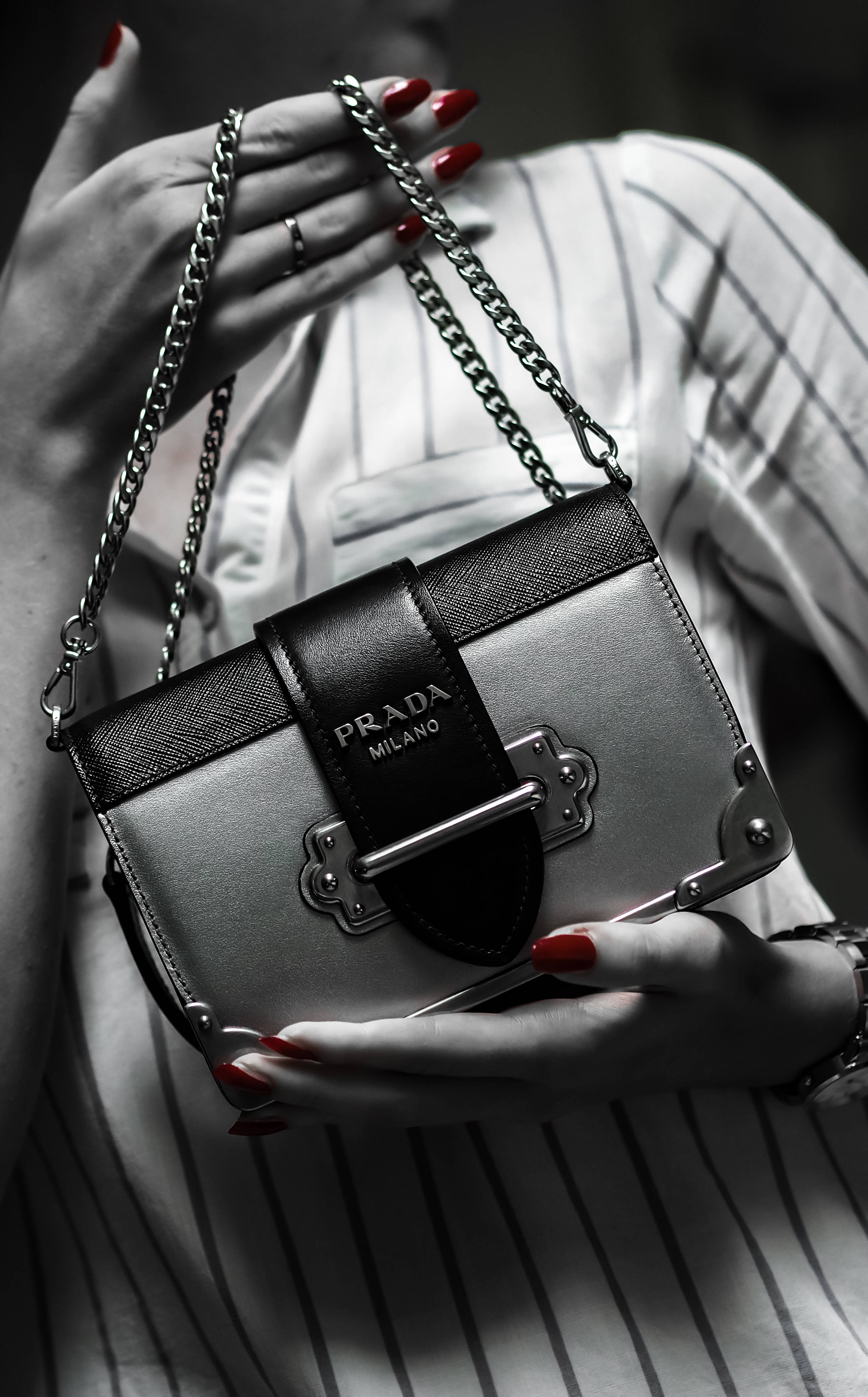 ผู้หญิง Prada เล็บแดง วอลเปเปอร์