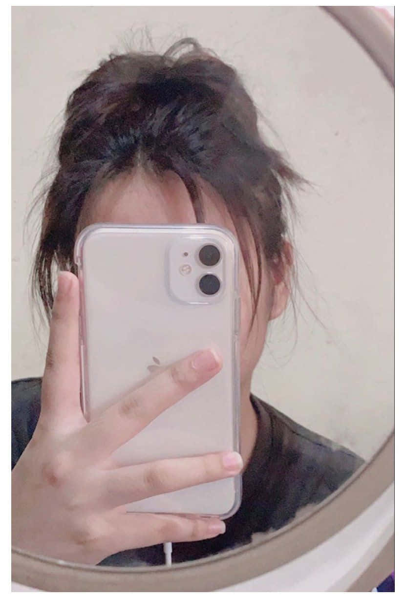 ผู้หญิงกำลังถ่ายเซลฟี่หน้ากระจก วอลเปเปอร์
