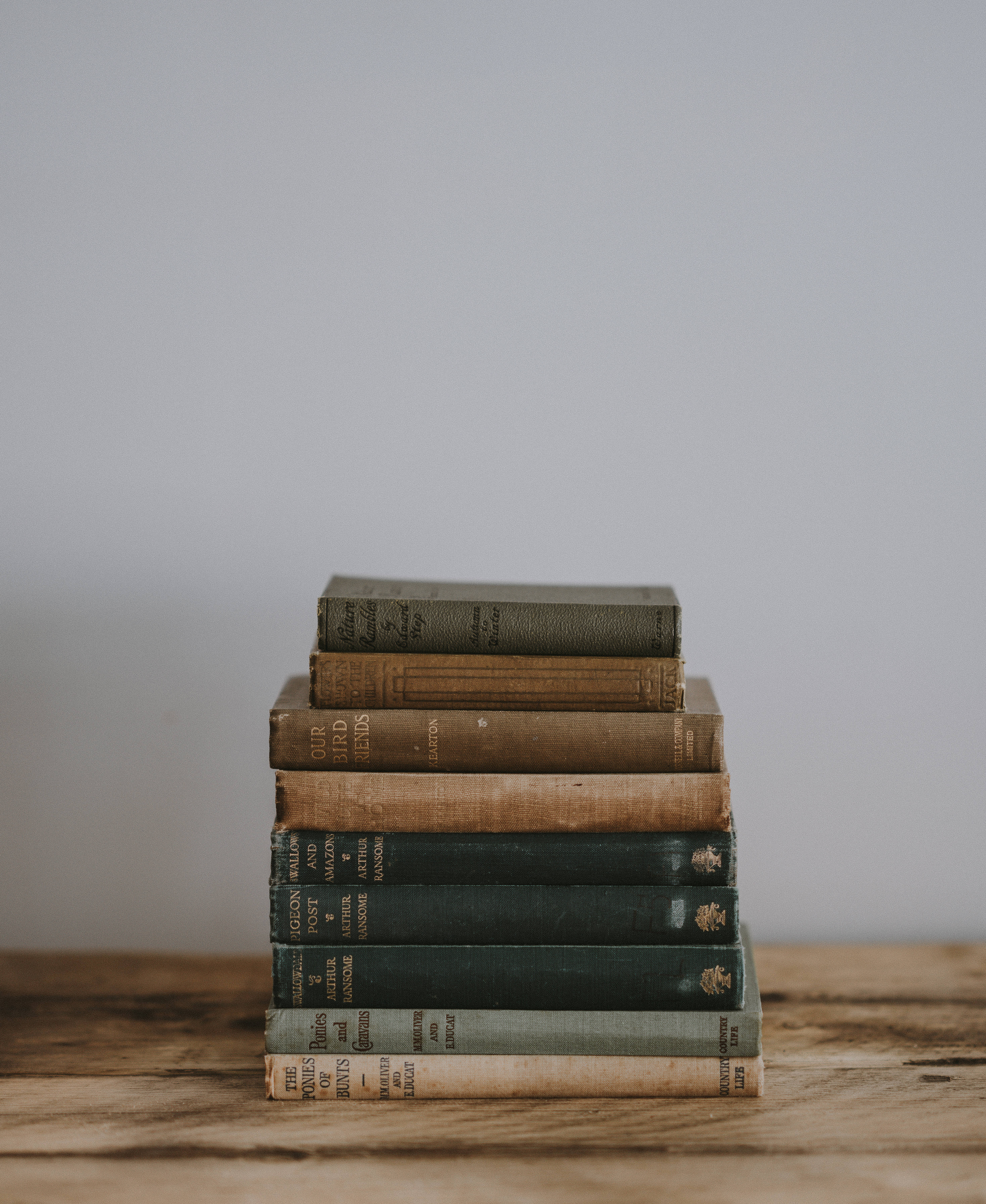 ผู้หญิงกำลังอ่านหนังสือข้างหน้าต่าง วอลเปเปอร์