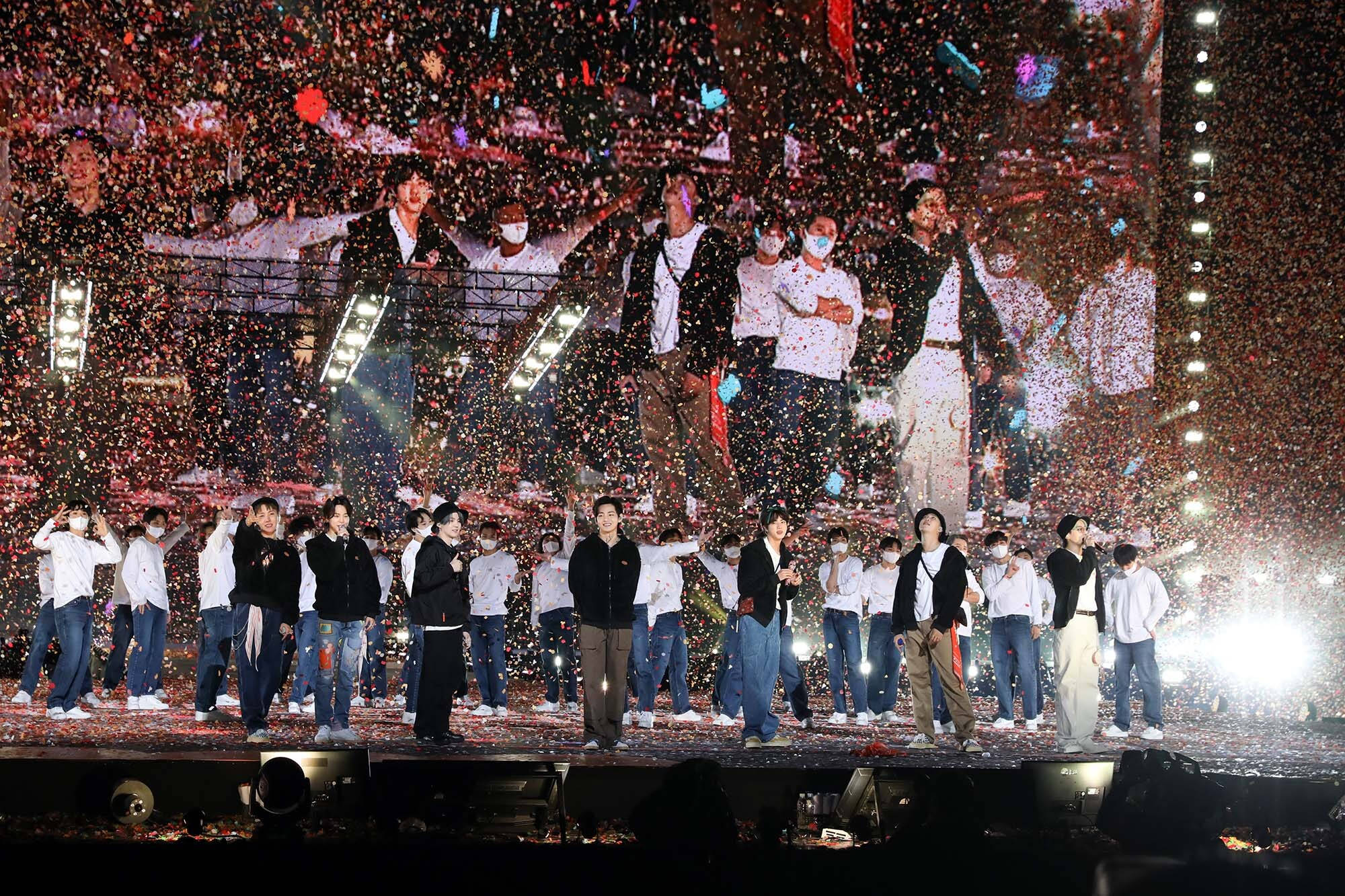 ฝนกระดาษโปรยปรายในคอนเสิร์ต BTS วอลเปเปอร์