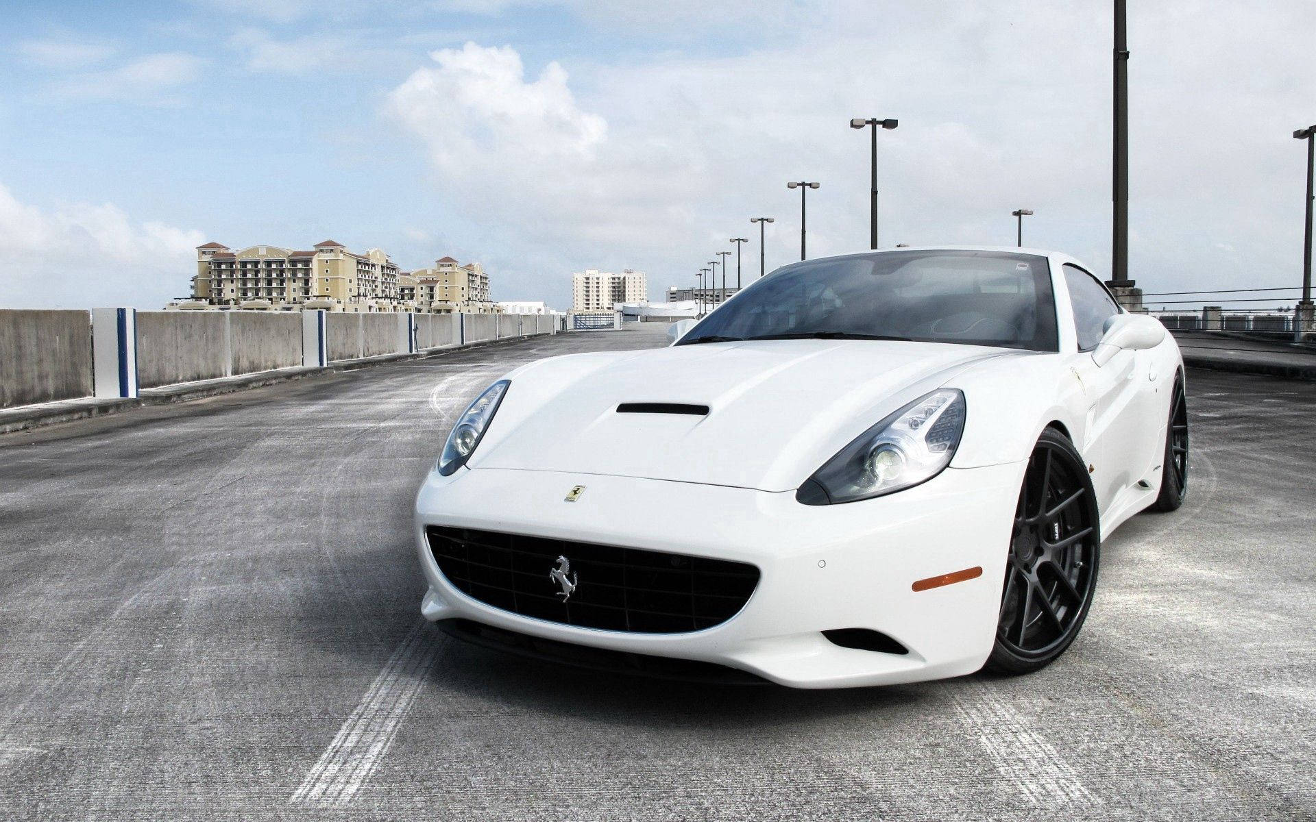 วอลเปเปอร์เดสก์ท็อปเฟอร์รารี คาลิฟอร์เนีย สีขาว จอดอยู่ — Ferrari วอลเปเปอร์