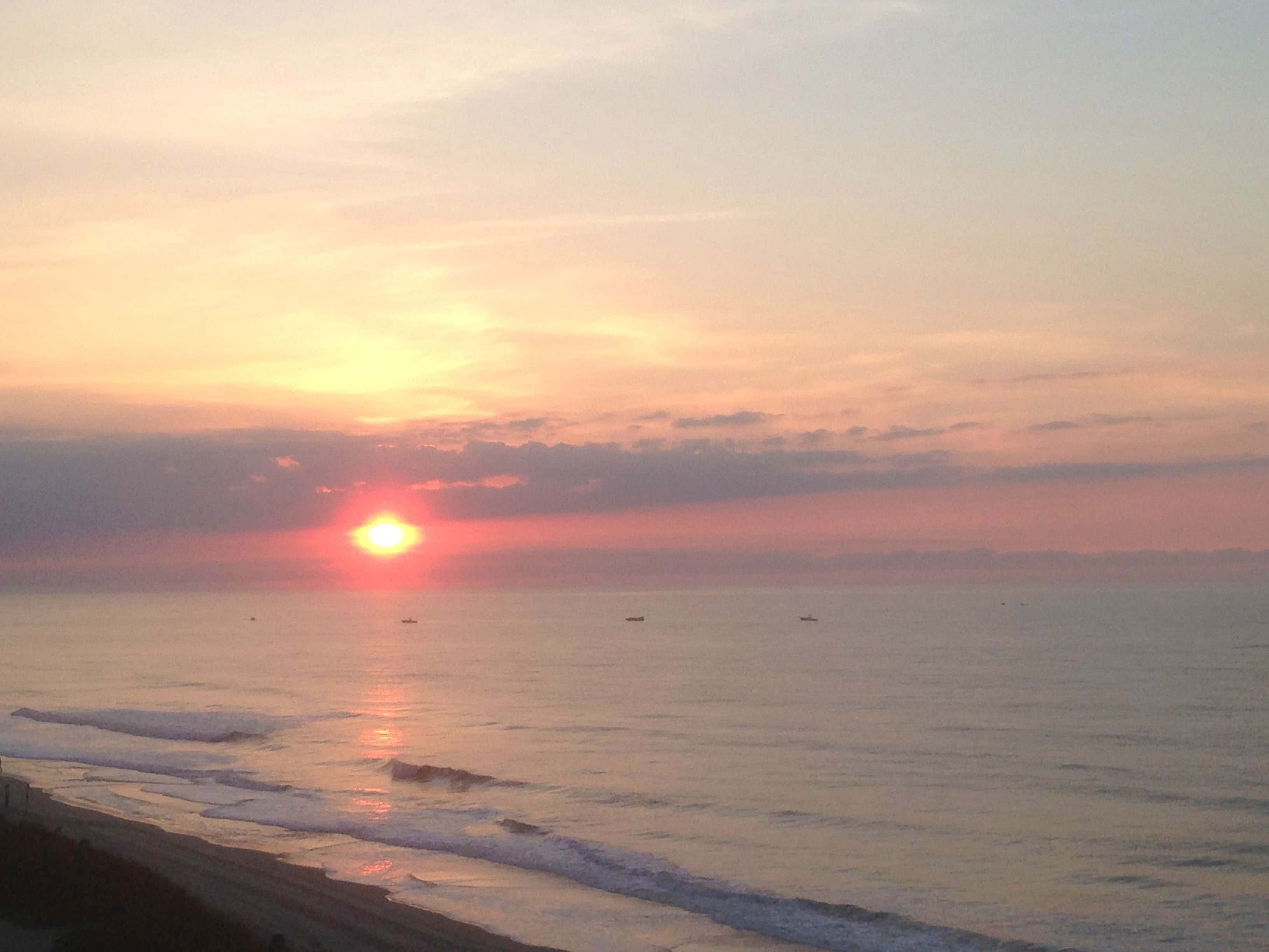 พระอาทิตย์ตกที่สวยงามและพิเศษริมชายหาด วอลเปเปอร์