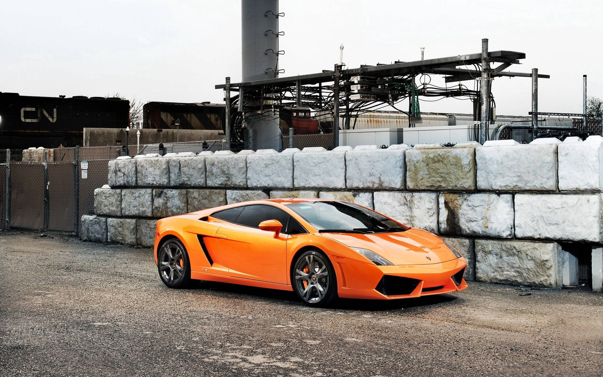วอลเปเปอร์ลัมโบร์กินี กัลลาร์โด สีส้มในพื้นที่อุตสาหกรรม — Lamborghini วอลเปเปอร์