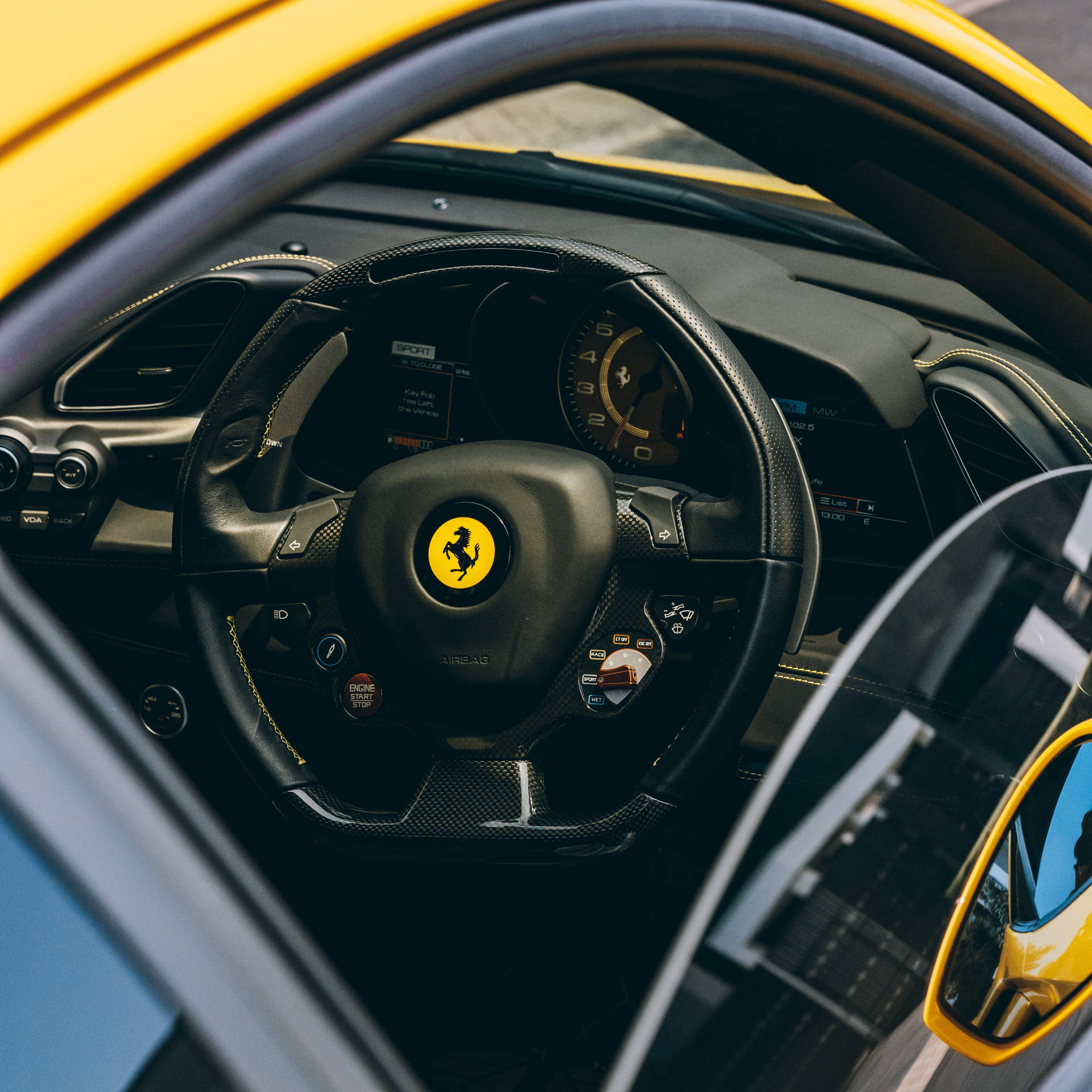 วอลเปเปอร์เดสก์ท็อปภายในรถเฟอร์รารี พวงมาลัย มาตรวัดความเร็ว พร้อมโลโก้ — Ferrari วอลเปเปอร์