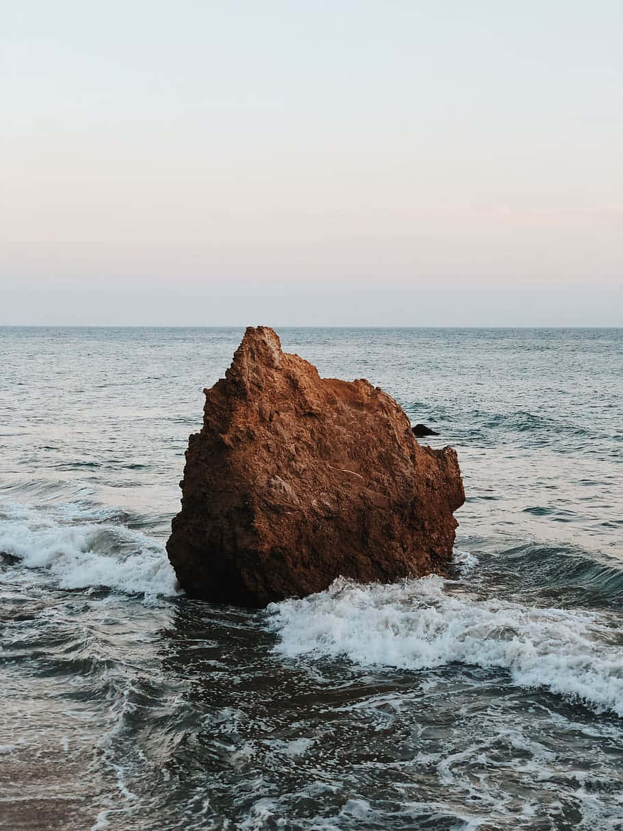 พื้นหลัง iPhone X Malibu พร้อมก้อนหินใหญ่ วอลเปเปอร์