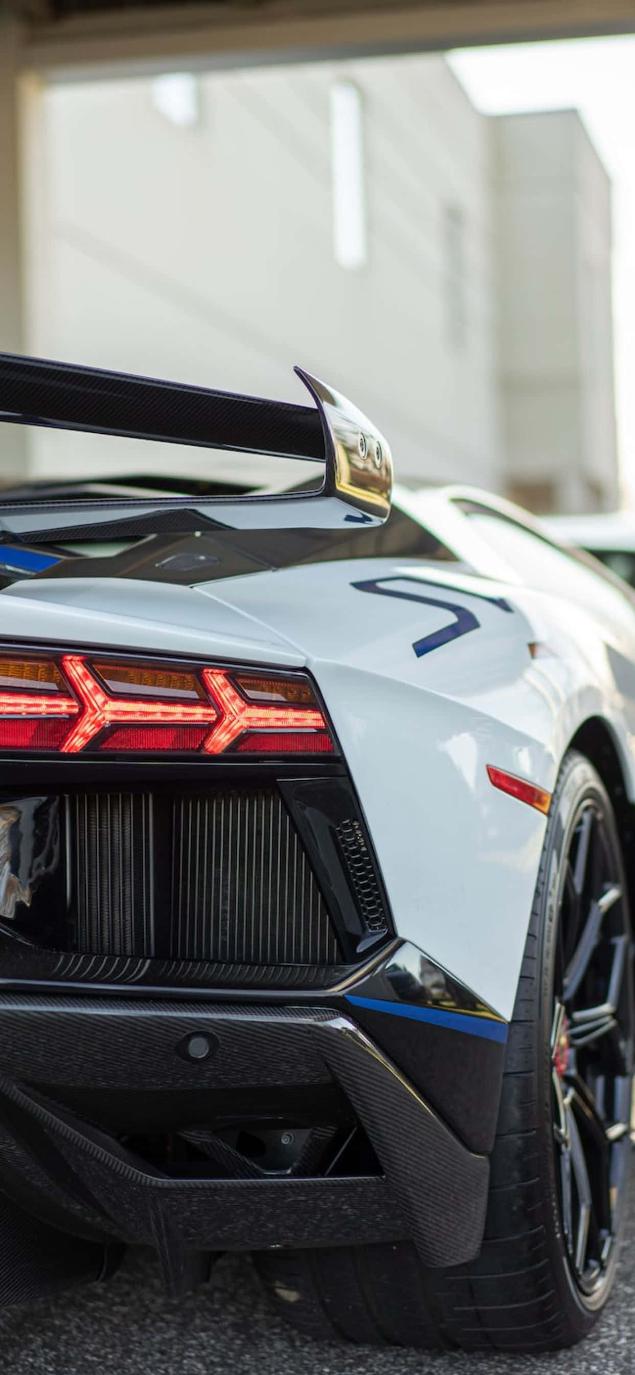 พื้นหลังด้านหลังสีขาวของ iPhone XS Max พร้อม Lamborghini วอลเปเปอร์