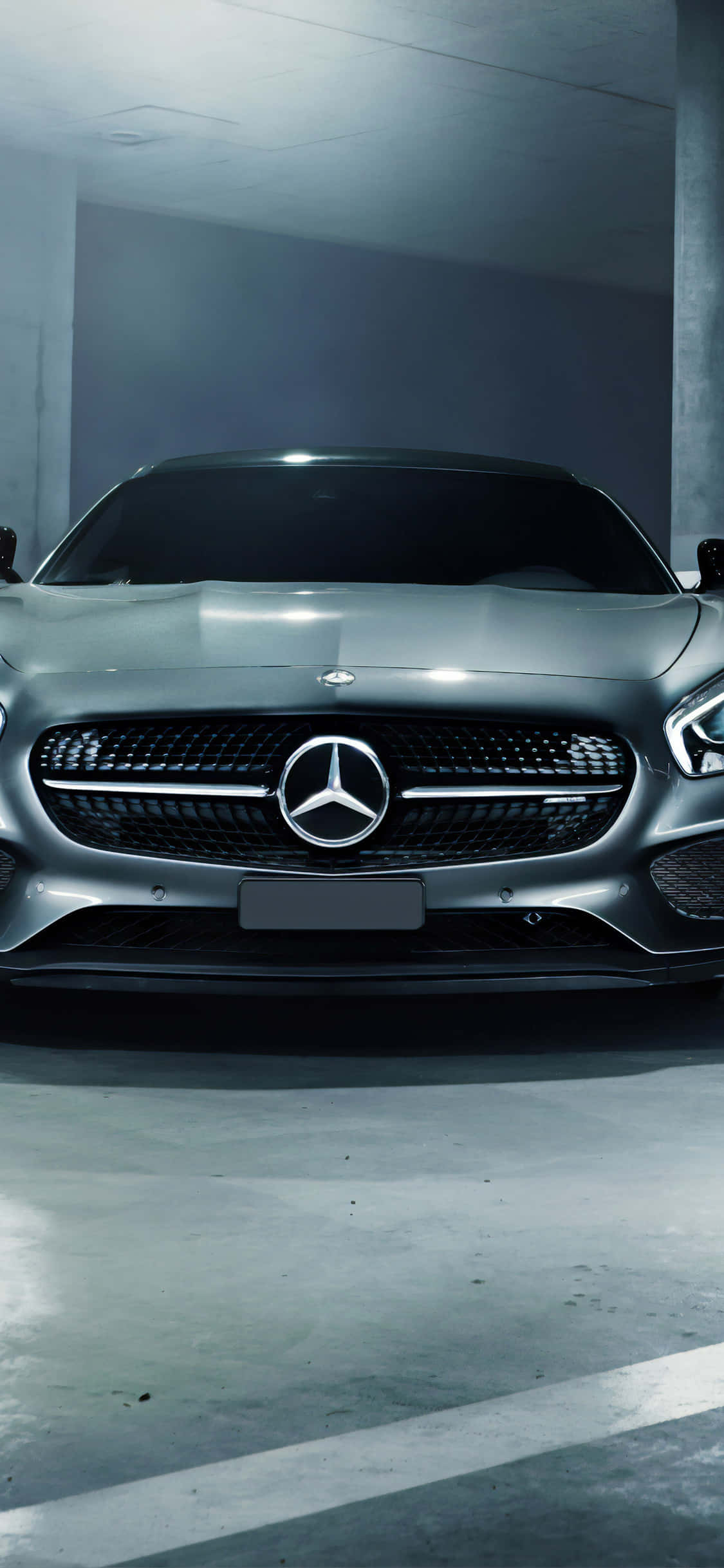 พื้นหลัง Mercedes AMG สีเงินสำหรับ iPhone Xs ในลานจอดรถ วอลเปเปอร์