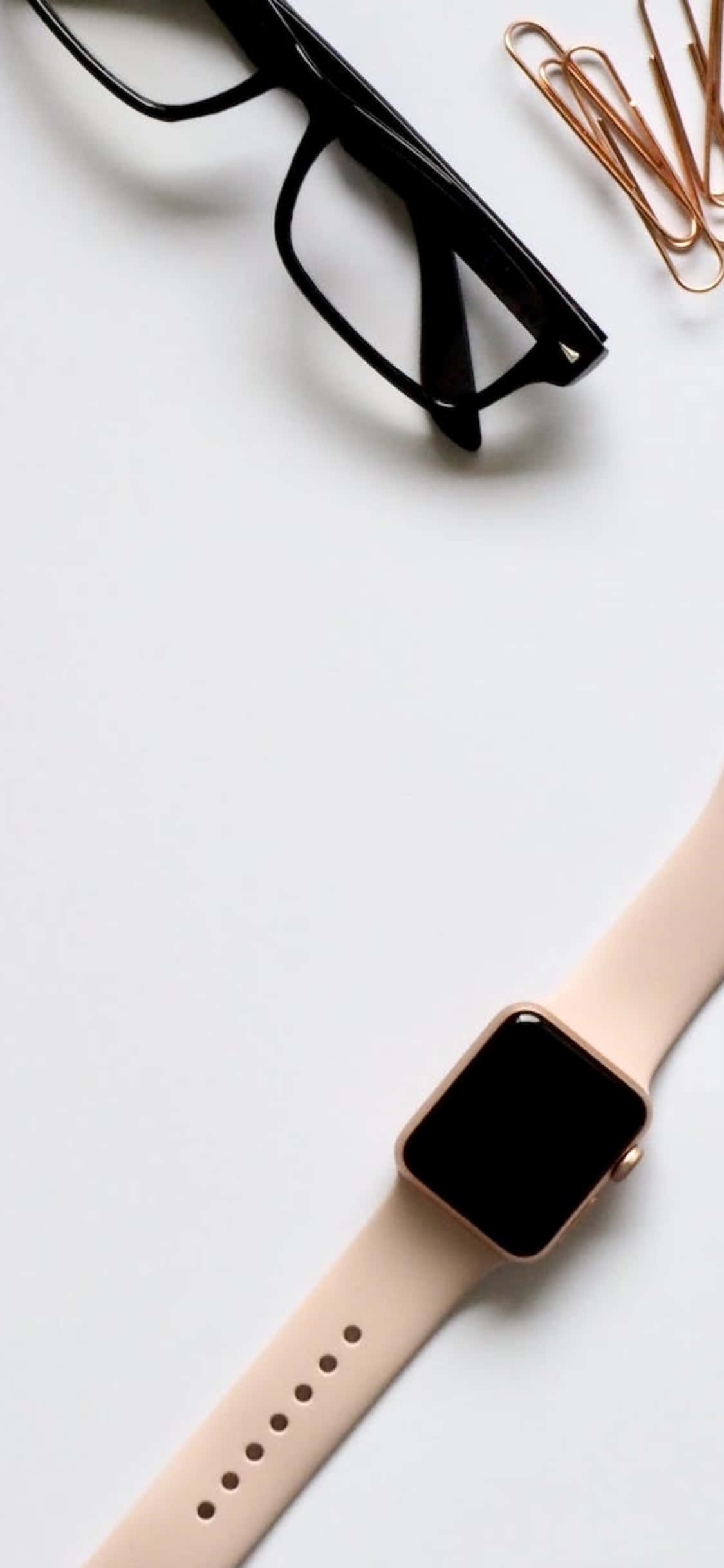 พื้นหลังโต๊ะทำงาน iPhone X พร้อมแว่นตาและ iWatch วอลเปเปอร์