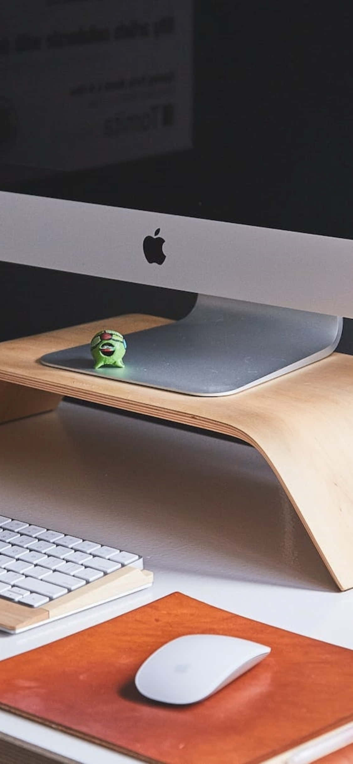 พื้นหลังโต๊ะทำงาน iPhone X พร้อม MacBook Pro วอลเปเปอร์
