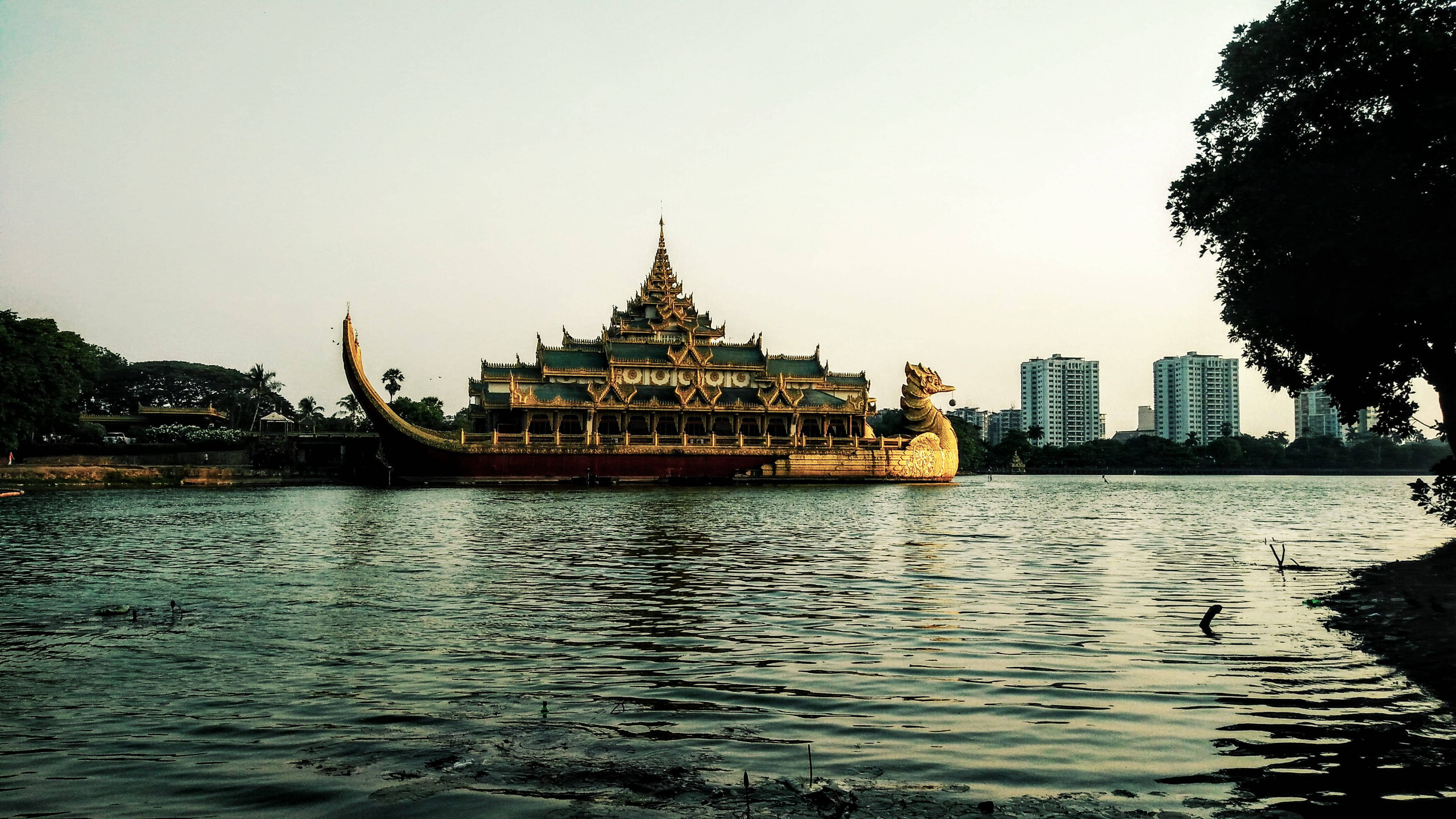 ร้านอาหารลอยน้ำย่างกุ้ง วอลเปเปอร์