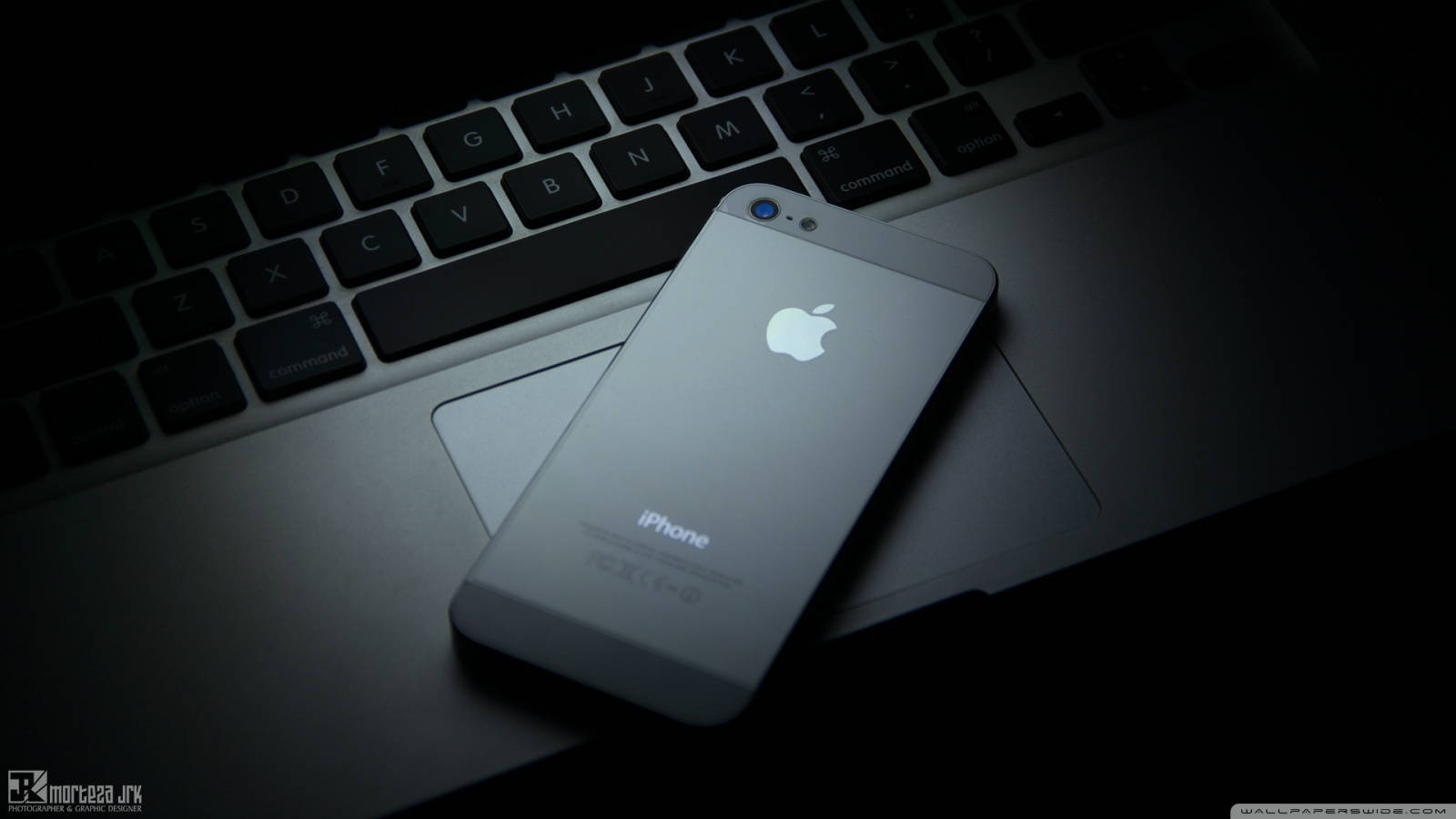 ภาพ iPhone สุดสะกดตาบนโต๊ะไม้ — สวยงาม วอลเปเปอร์