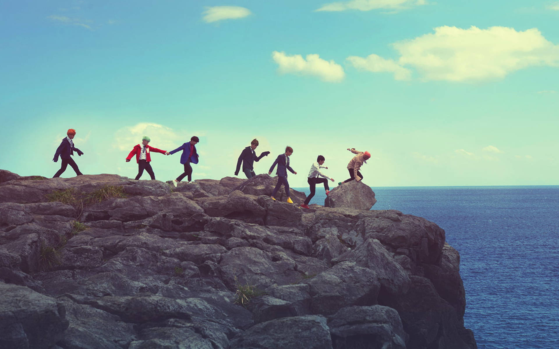 ภาพกลุ่ม BTS บนยอดเขาหิน วอลเปเปอร์