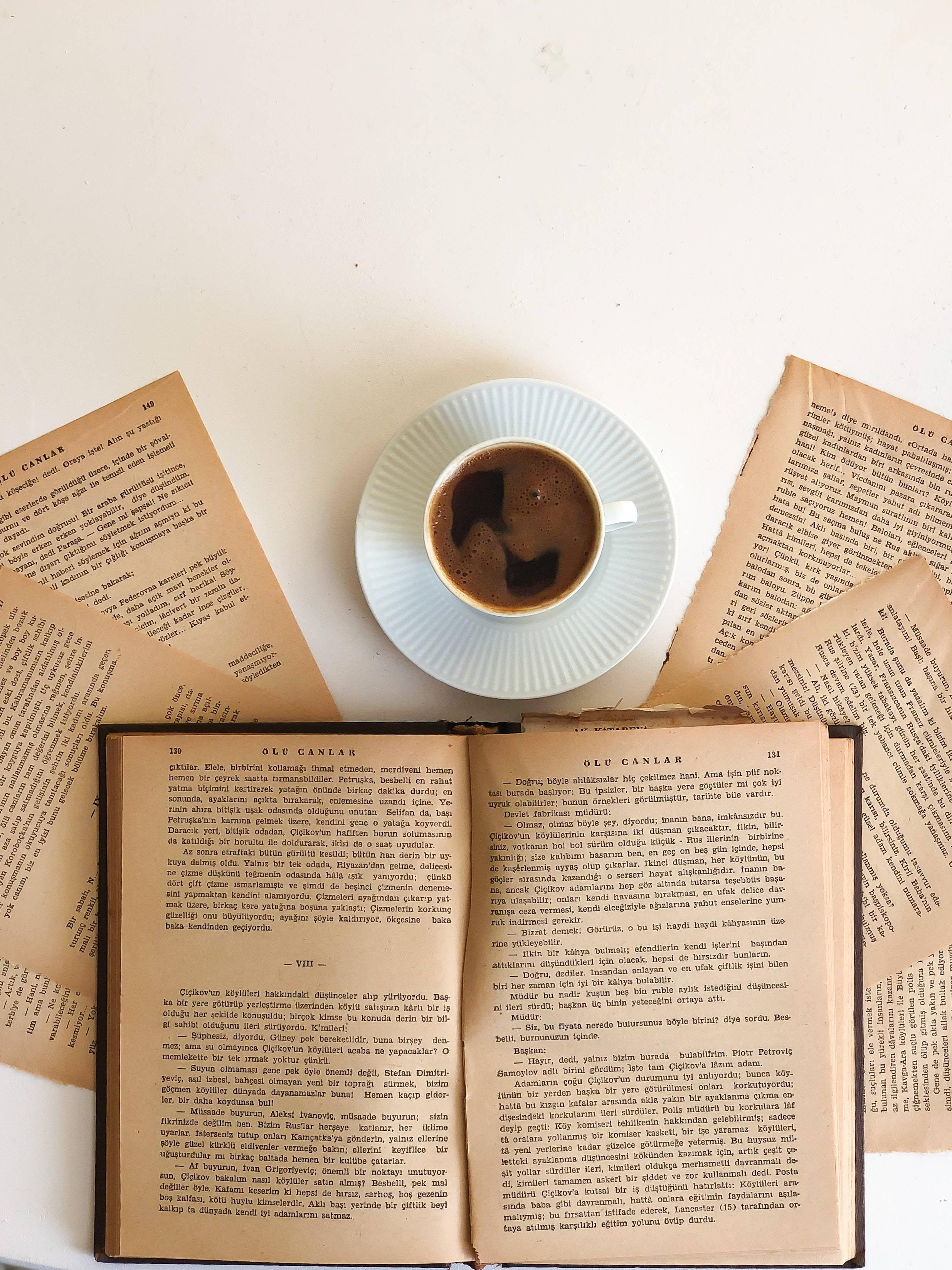 ภาพกาแฟสไตล์พรีพพีกับหน้าหนังสือ วอลเปเปอร์