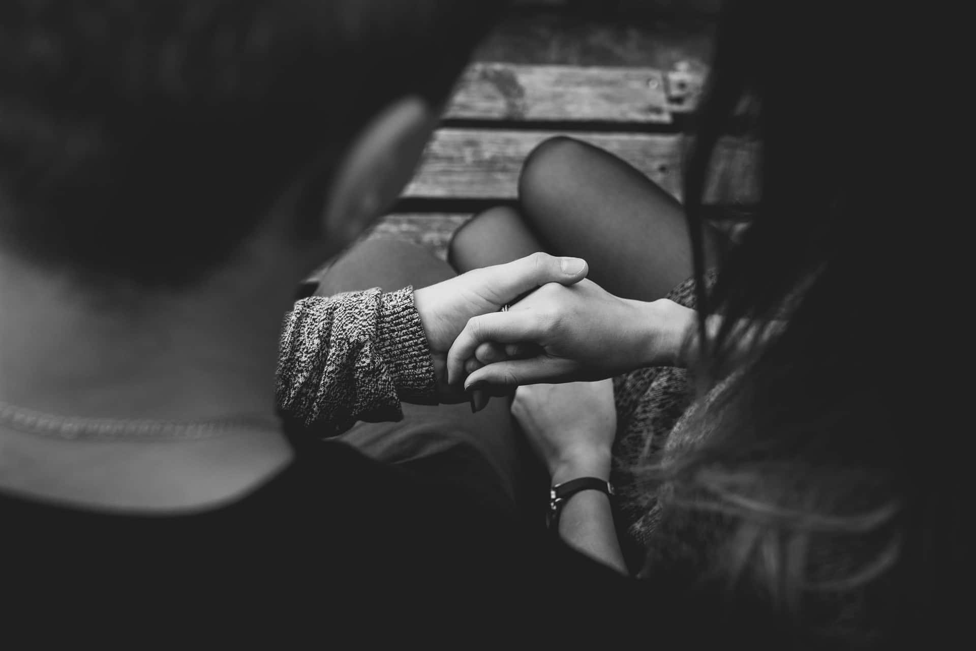 ภาพคู่รักจับมือโทนเทา ความสัมพันธ์ วอลเปเปอร์