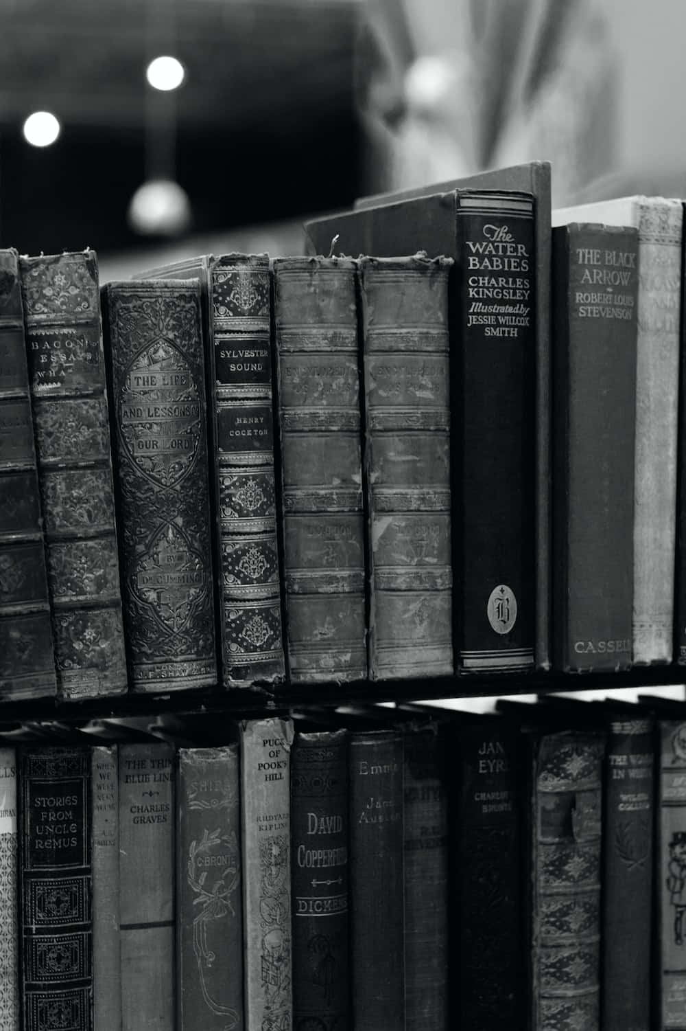 ภาพถ่ายขาวดำของหนังสือบนชั้นวาง วอลเปเปอร์