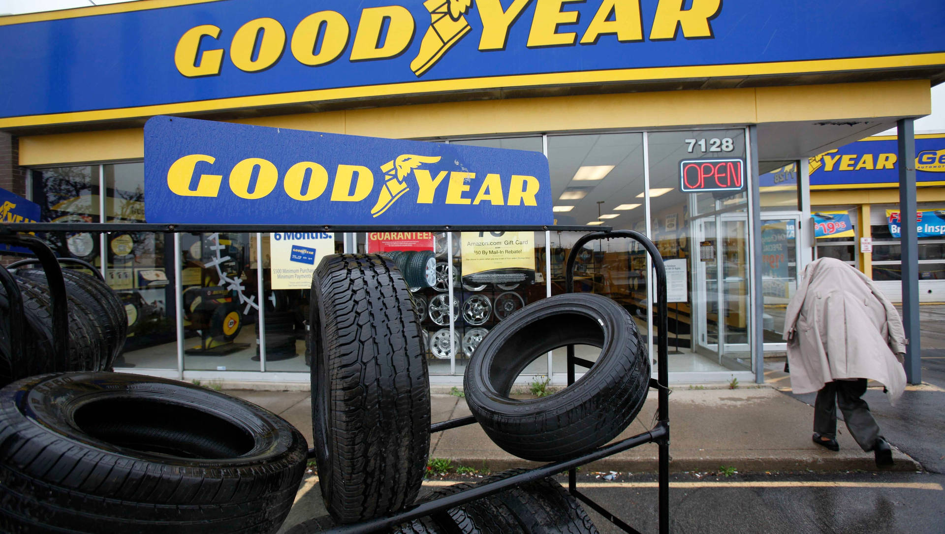 ภาพถ่ายหน้าร้าน Goodyear กลางแจ้ง — รถยนต์ วอลเปเปอร์