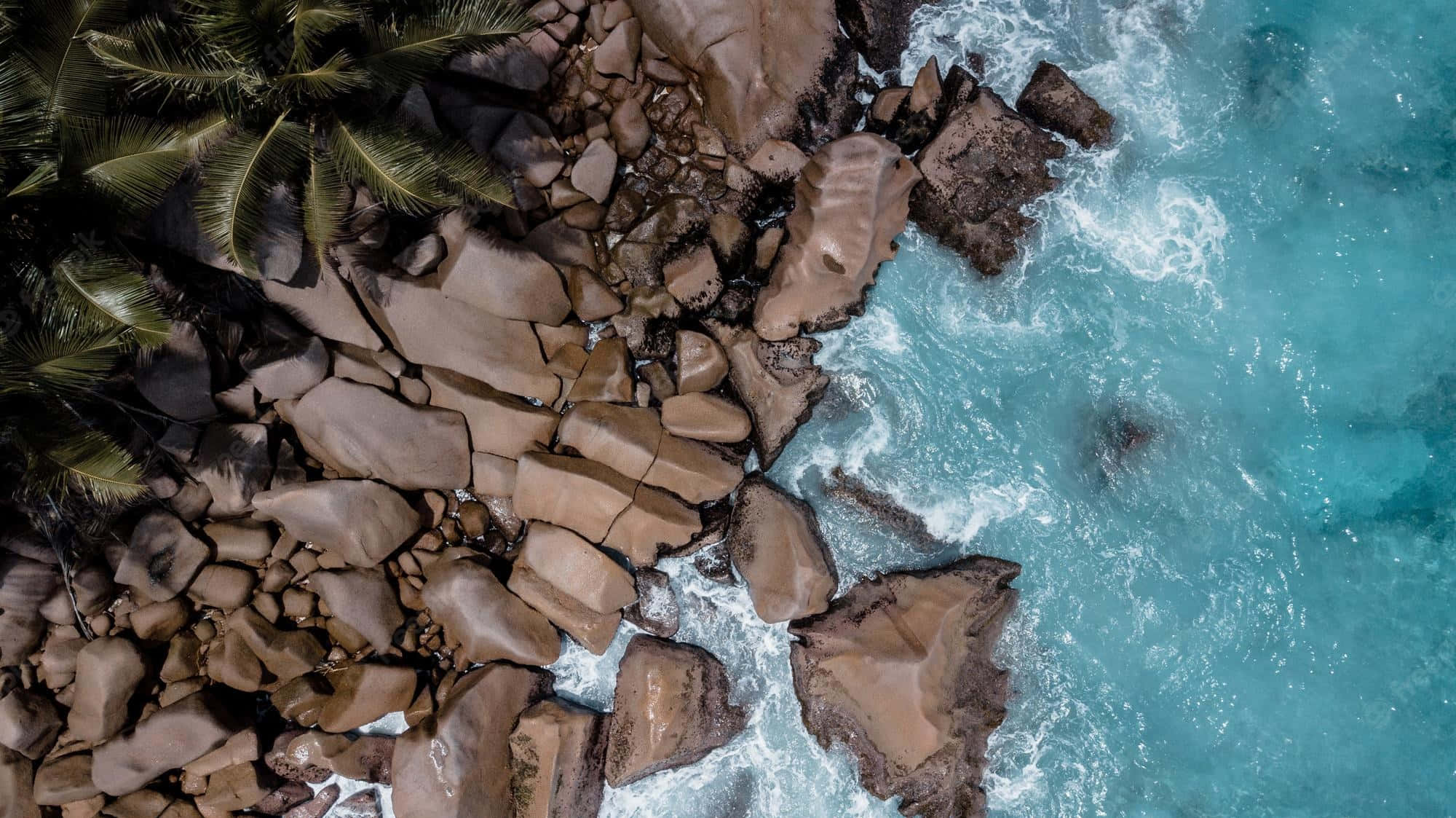 ภาพทางอากาศของหินชายหาดและคลื่น วอลเปเปอร์