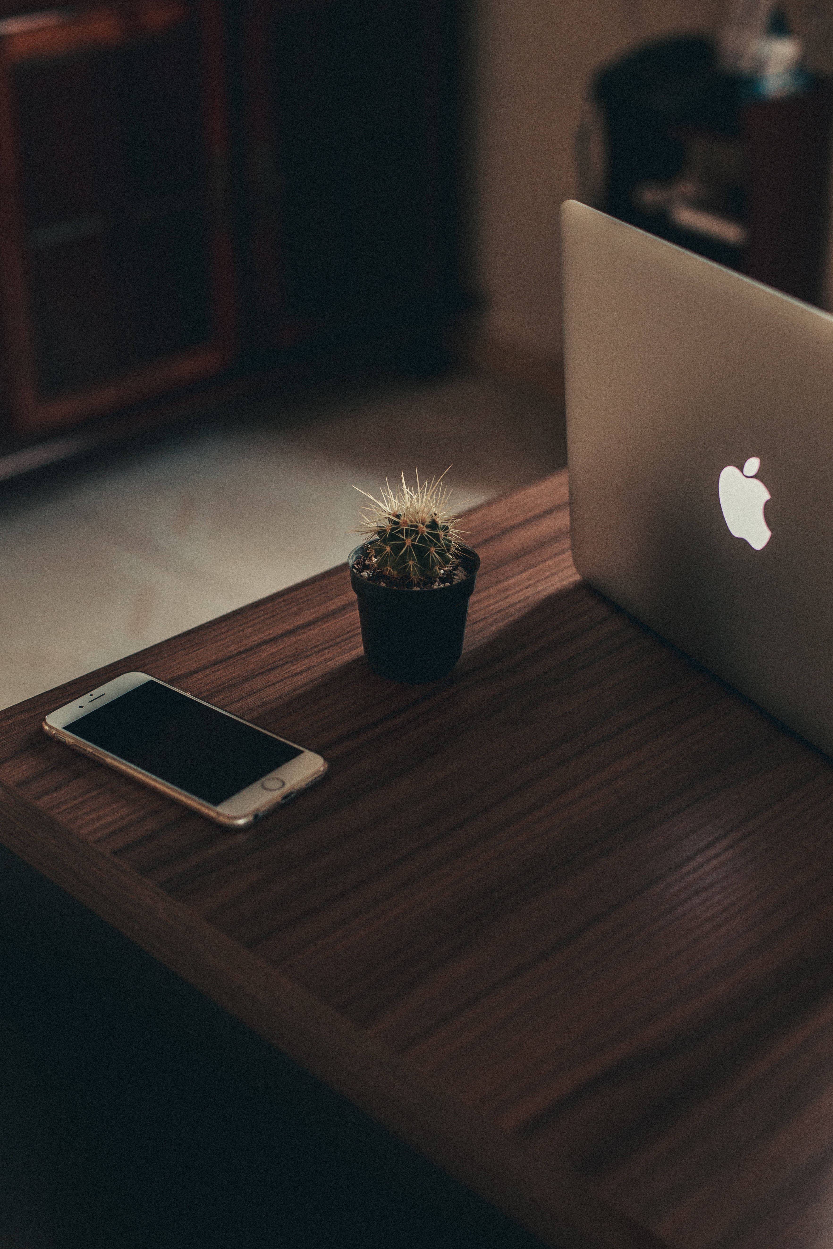 ภาพทิวทัศน์อวกาศยามค่ำคืนอันน่าหลังจากหน้าจอ Mac วอลเปเปอร์