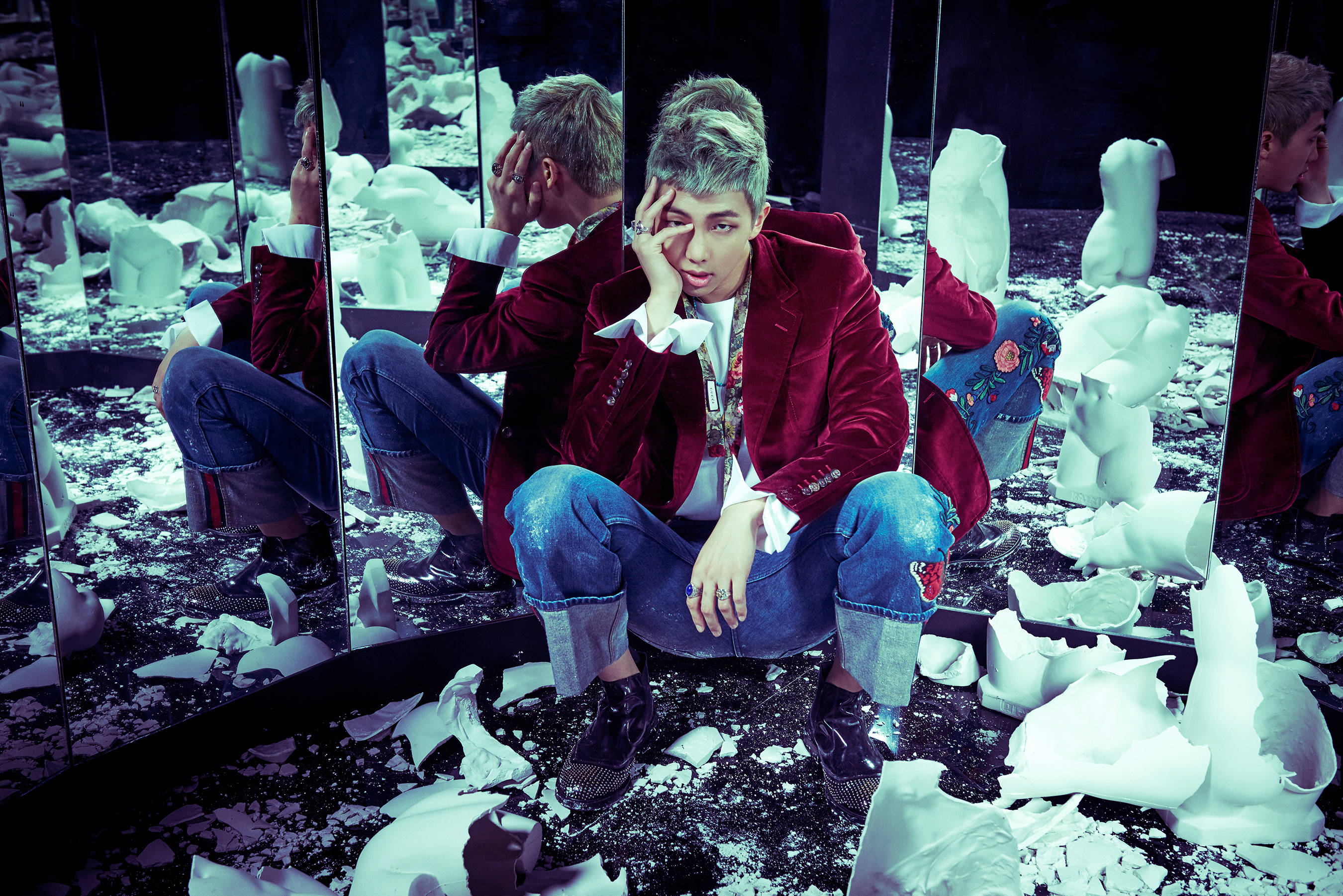 ภาพสวยๆของ RM ในห้องกระจก BTS วอลเปเปอร์