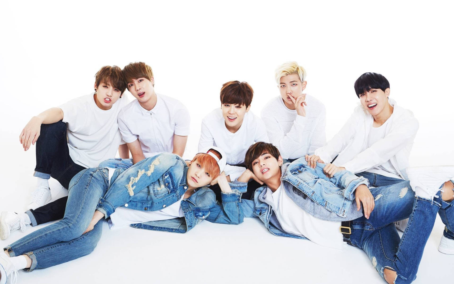 ภาพหมู่ BTS ในชุดยีนส์ วอลเปเปอร์