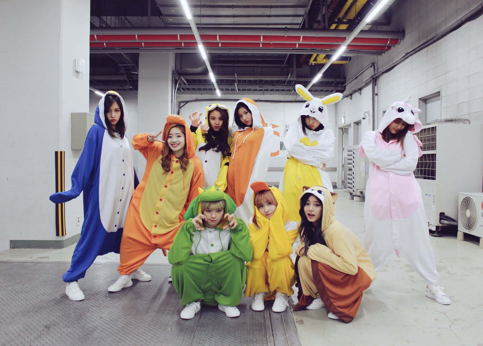 ภาพหมู่ของวง Twice ในชุดลำลอง วอลเปเปอร์