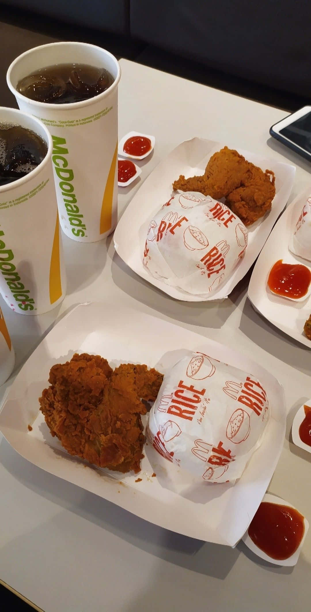 ภาพอาหารจานไก่และข้าวแมคโดนัลด์ วอลเปเปอร์