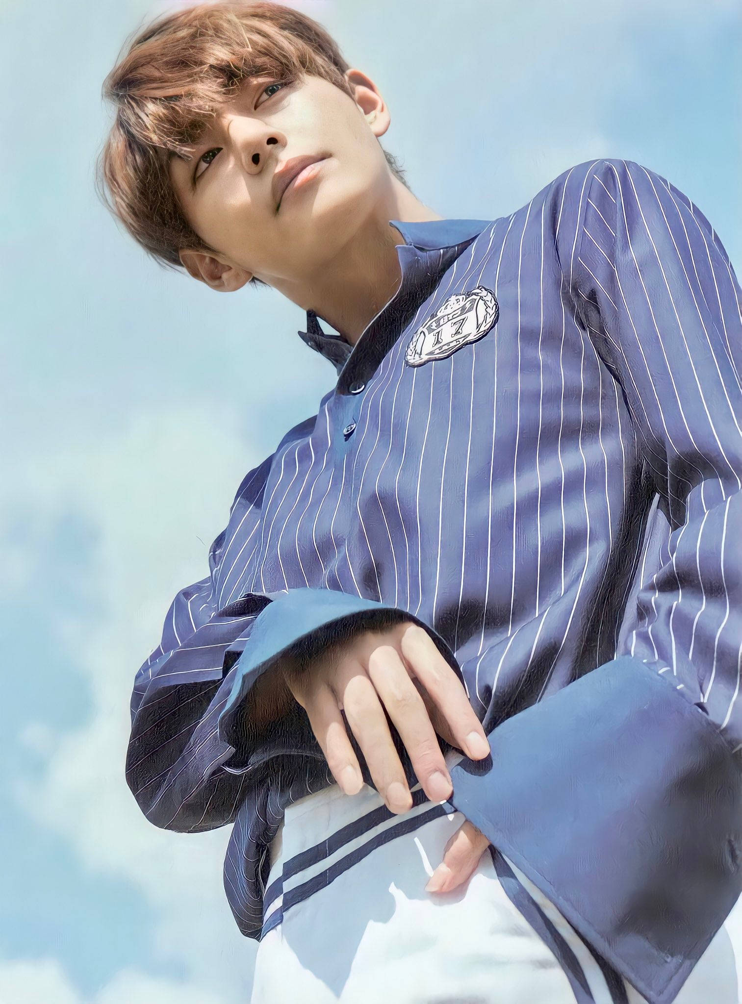 ภาพเสื้อเชิ้ตลายทางสีน้ำเงินของวี BTS วอลเปเปอร์