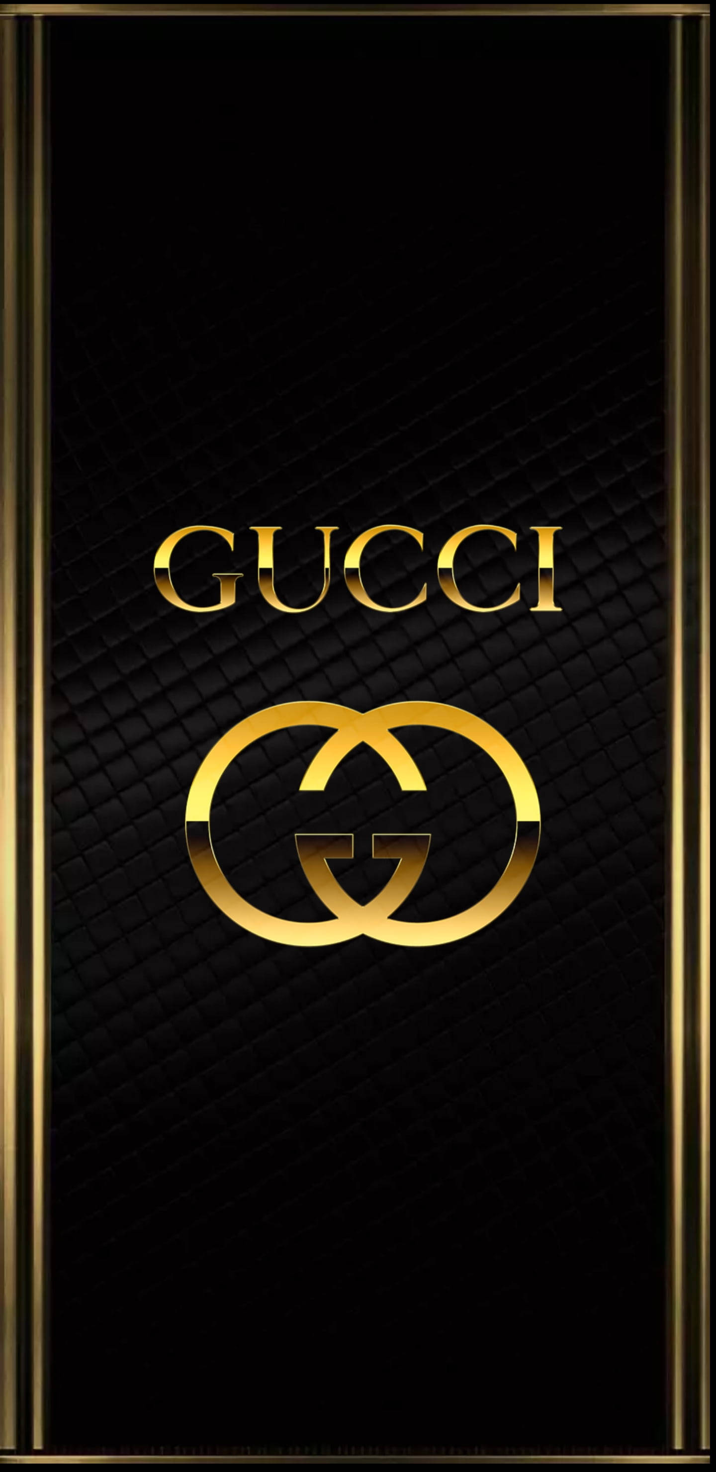 ภาพแคปชั่น: iPhone 12 Pro Max สีทองหรูหราพร้อมโลโก้ Gucci วอลเปเปอร์