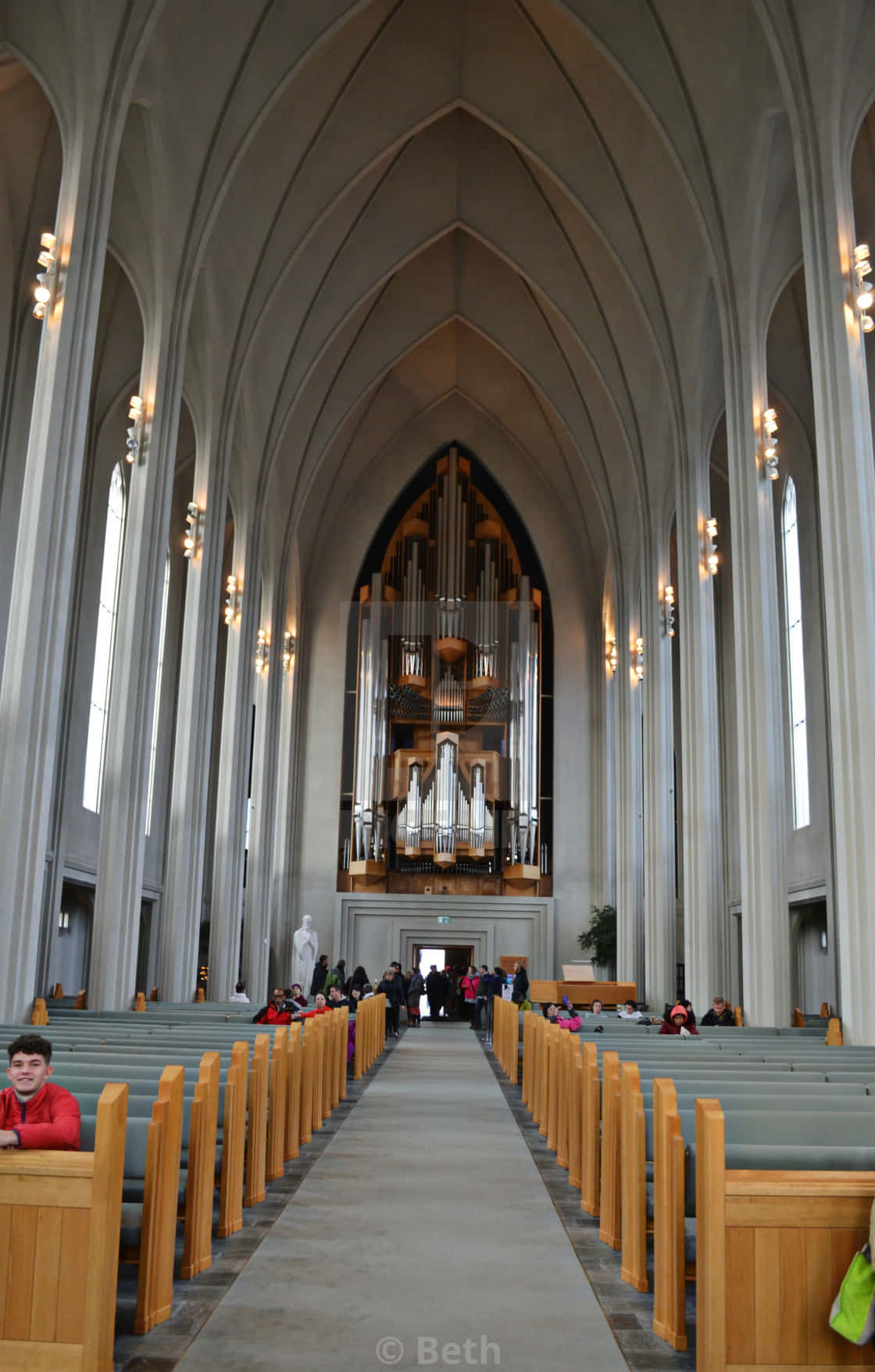 ภายในสไตล์มินิมอลของโบสถ์ Hallgrímskirkja วอลเปเปอร์