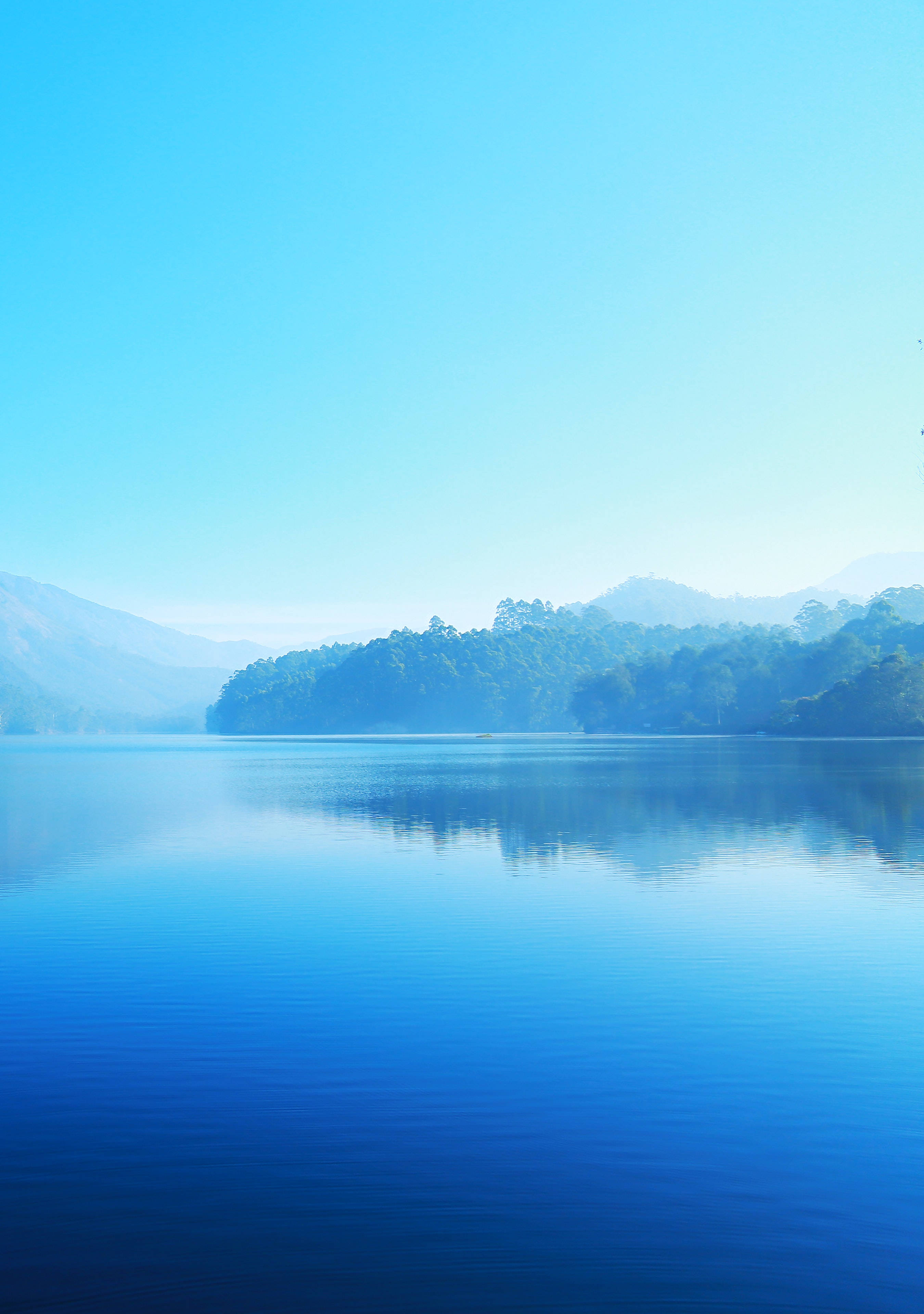ภูเขาหมอกสวยงามสีฟ้าอ่อน วอลเปเปอร์